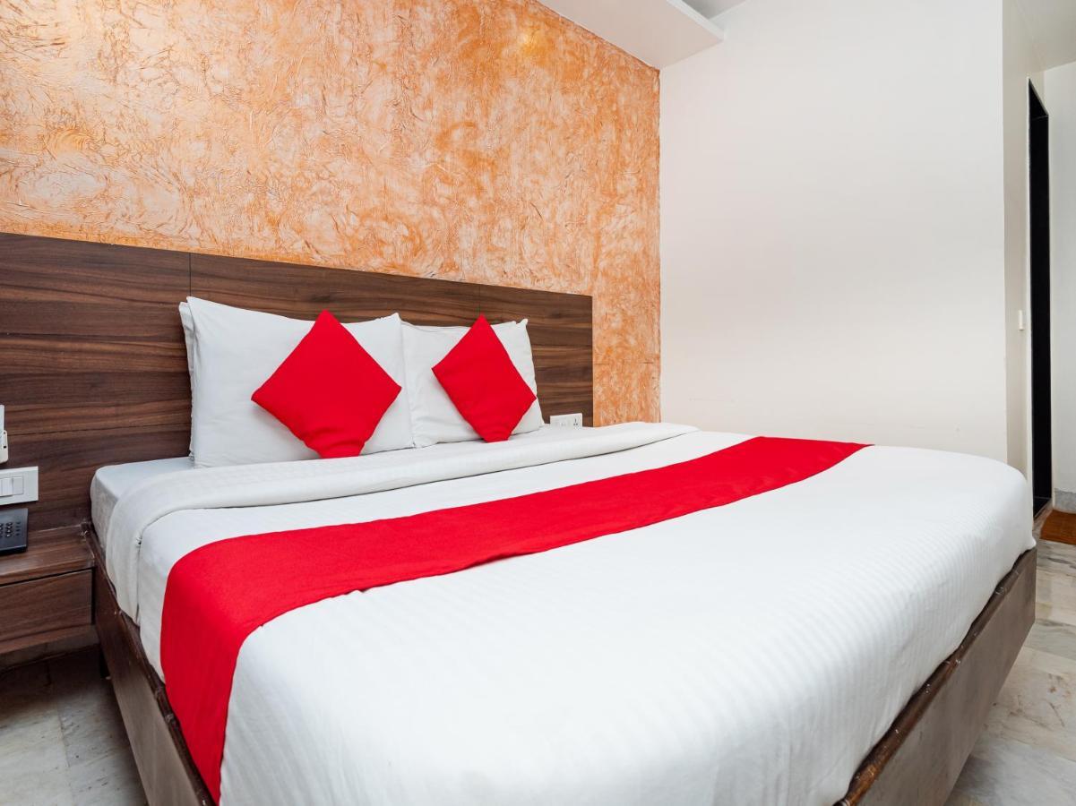 Hotel Balwas Сурат Екстериор снимка