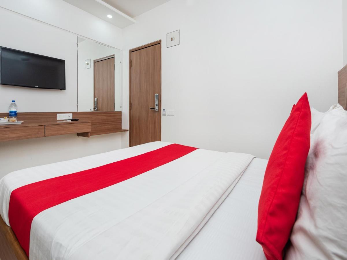 Hotel Balwas Сурат Екстериор снимка