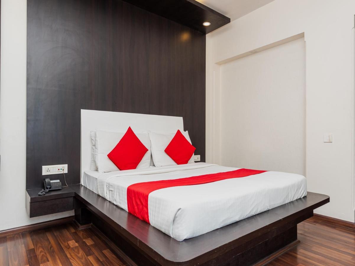 Hotel Balwas Сурат Екстериор снимка