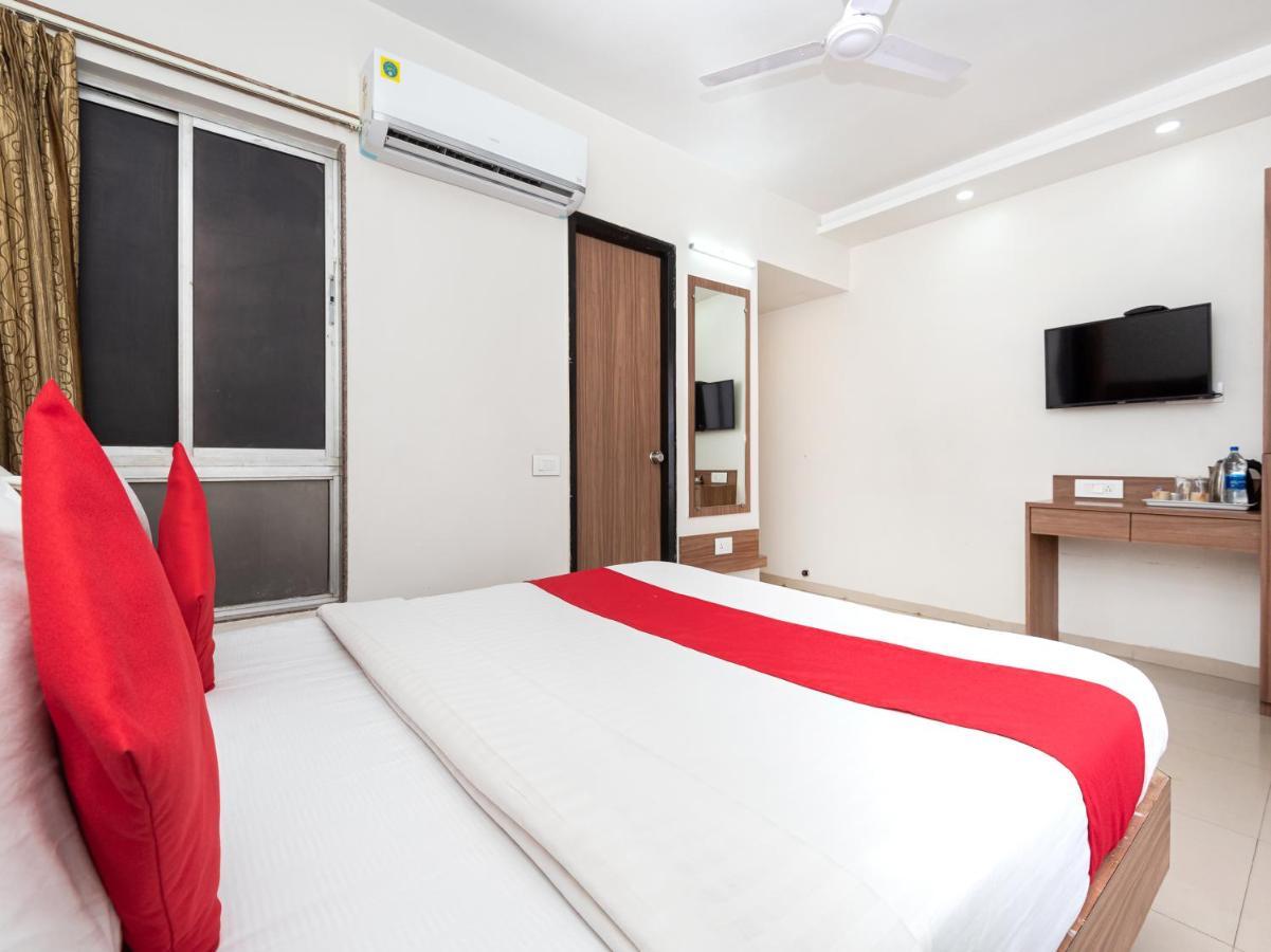 Hotel Balwas Сурат Екстериор снимка