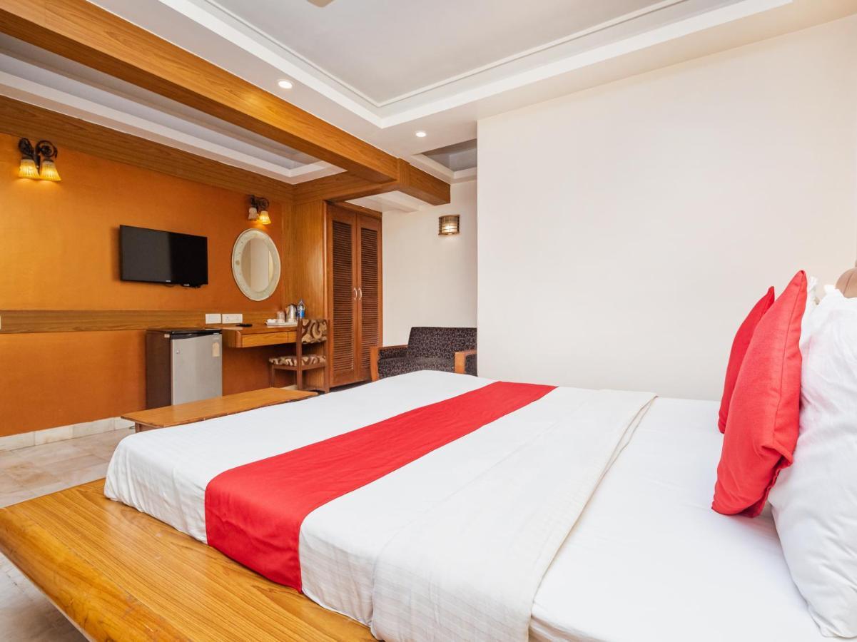 Hotel Balwas Сурат Екстериор снимка
