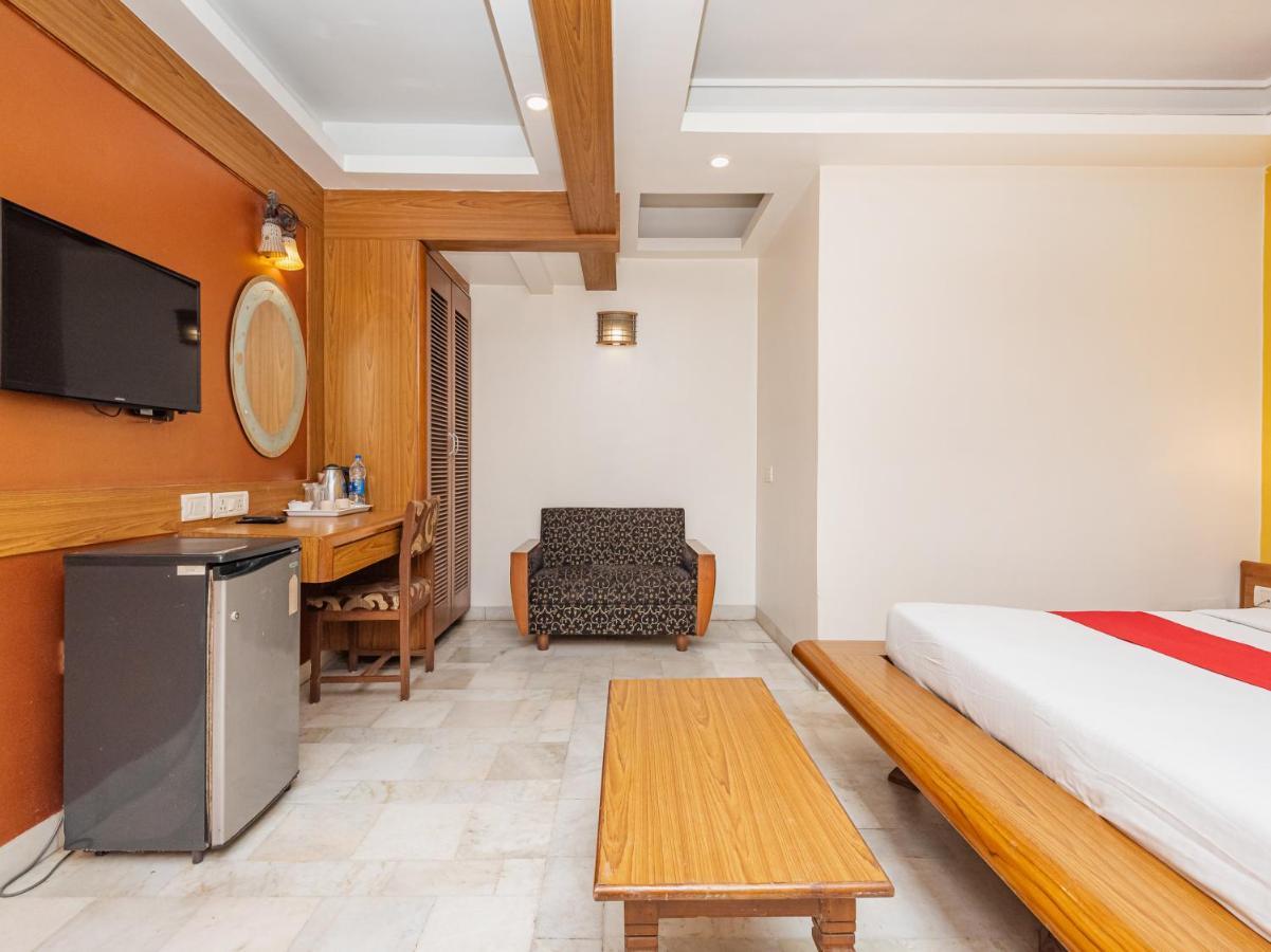 Hotel Balwas Сурат Екстериор снимка