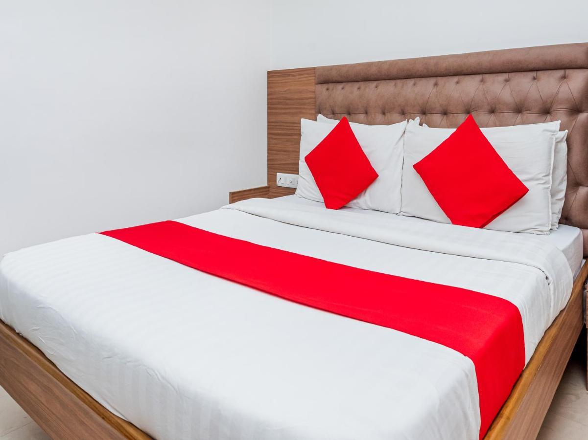 Hotel Balwas Сурат Екстериор снимка