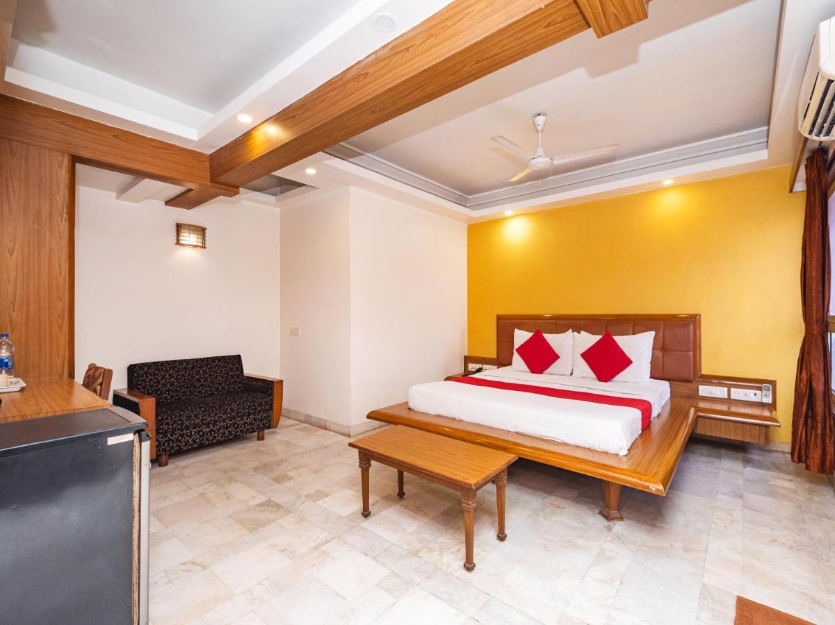 Hotel Balwas Сурат Екстериор снимка