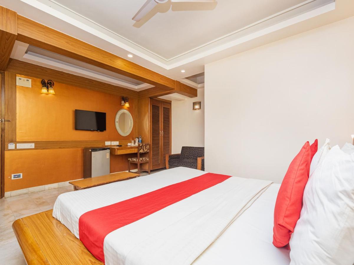 Hotel Balwas Сурат Екстериор снимка