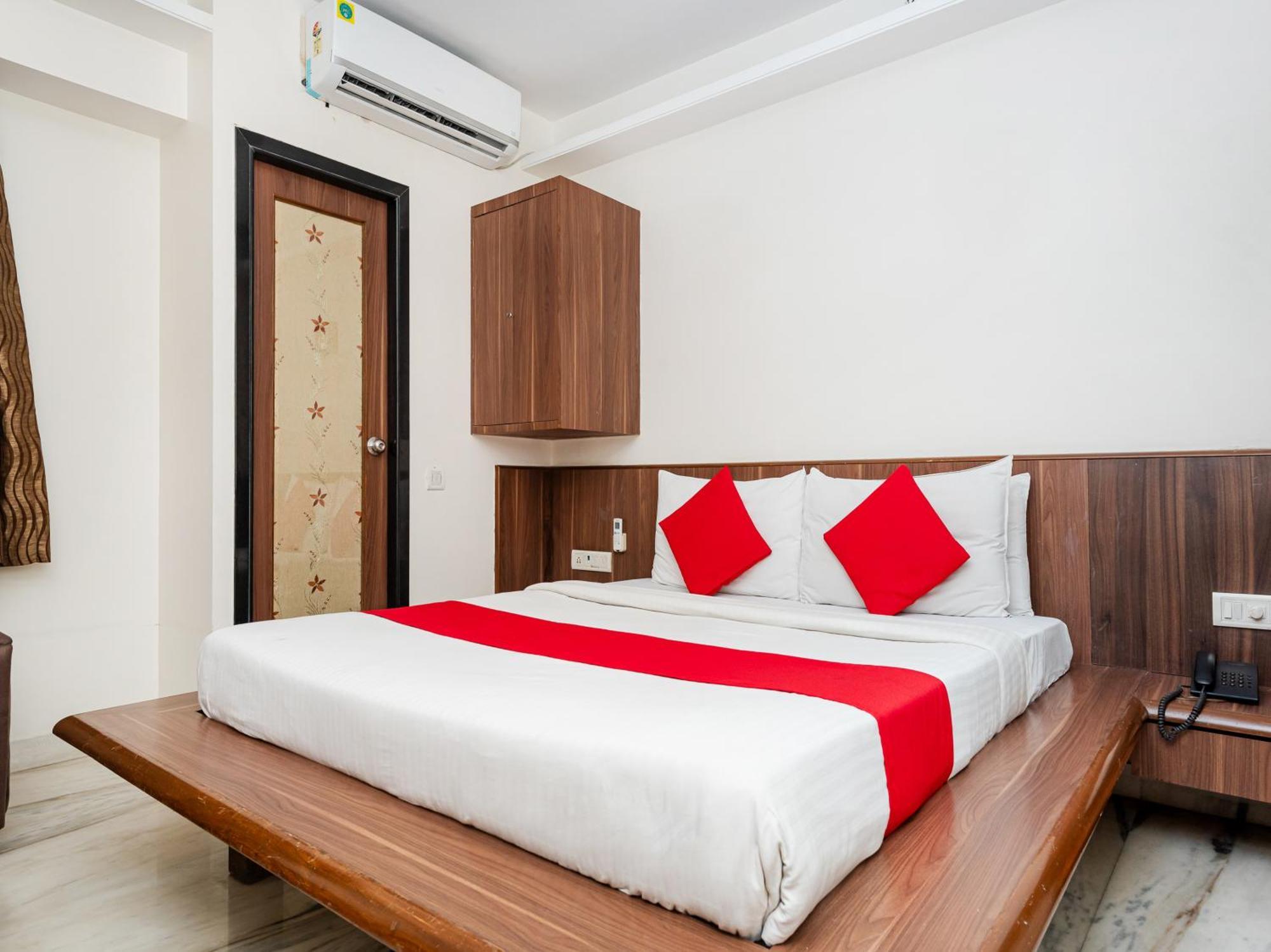Hotel Balwas Сурат Екстериор снимка