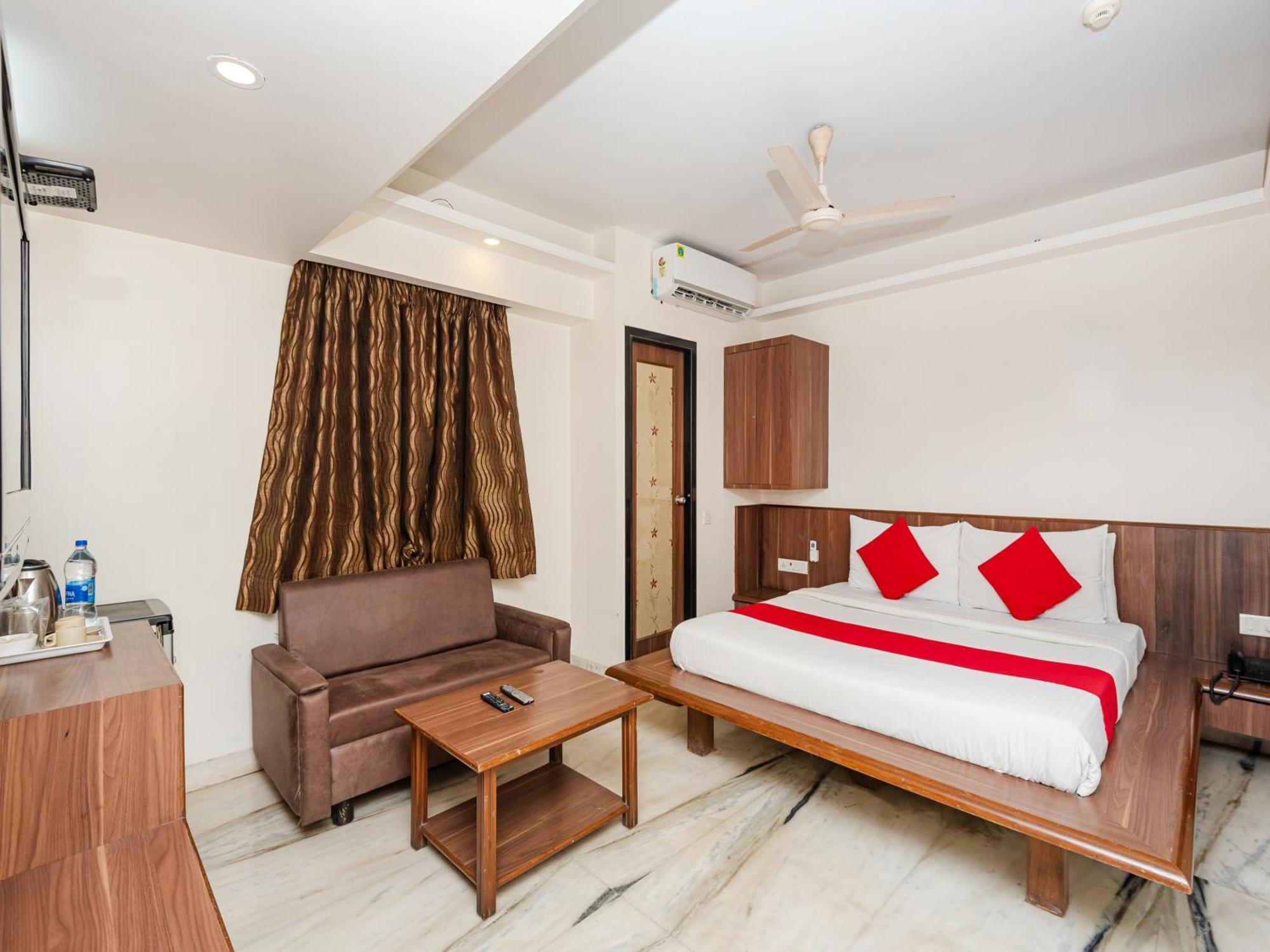 Hotel Balwas Сурат Екстериор снимка
