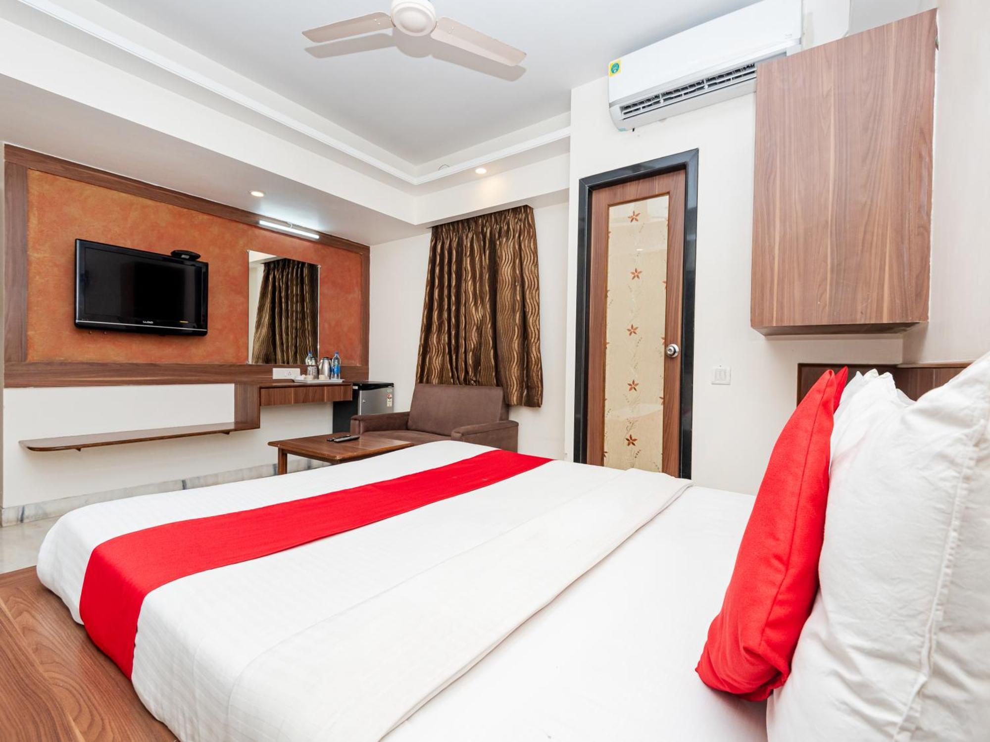 Hotel Balwas Сурат Екстериор снимка