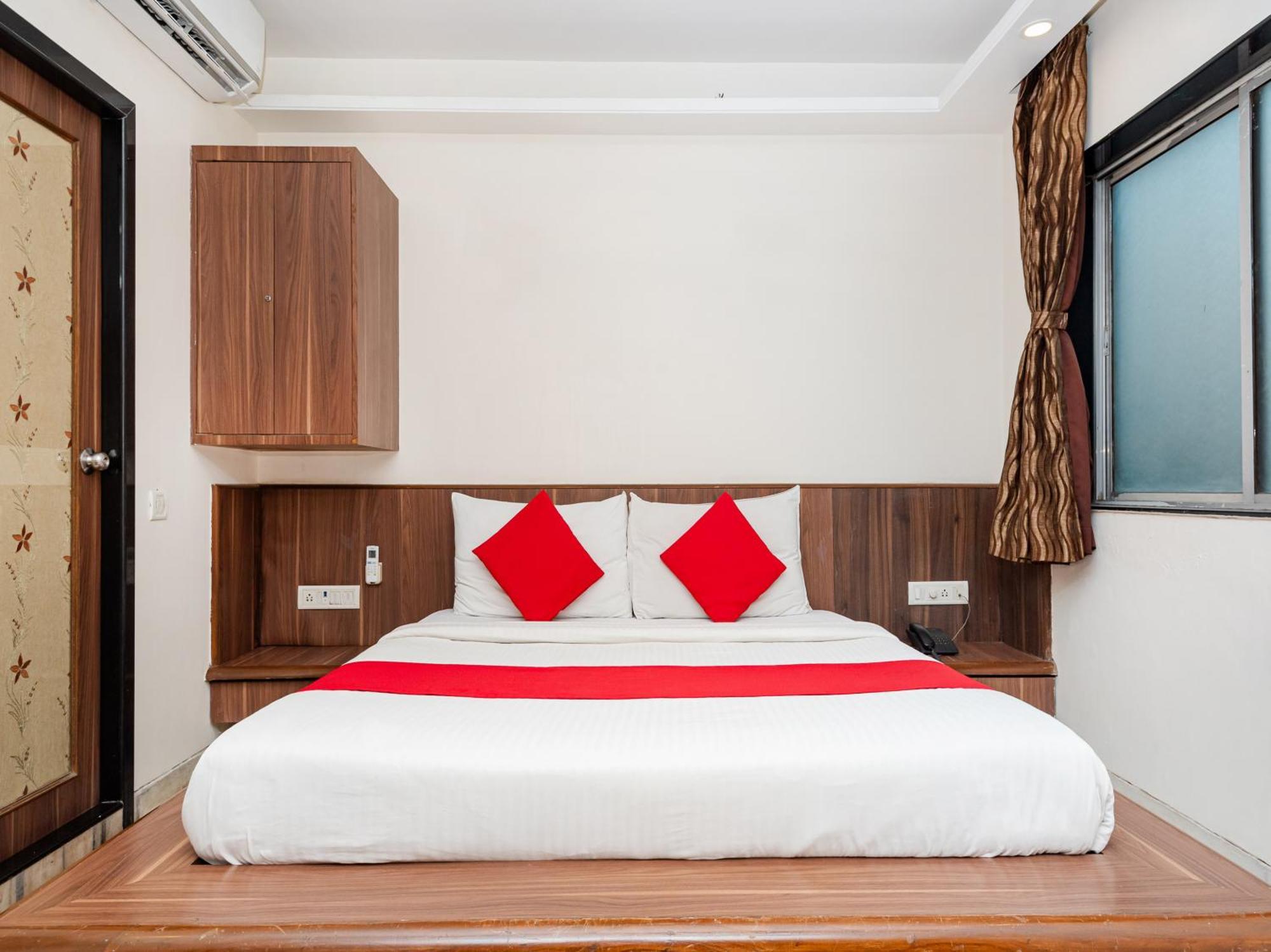 Hotel Balwas Сурат Екстериор снимка