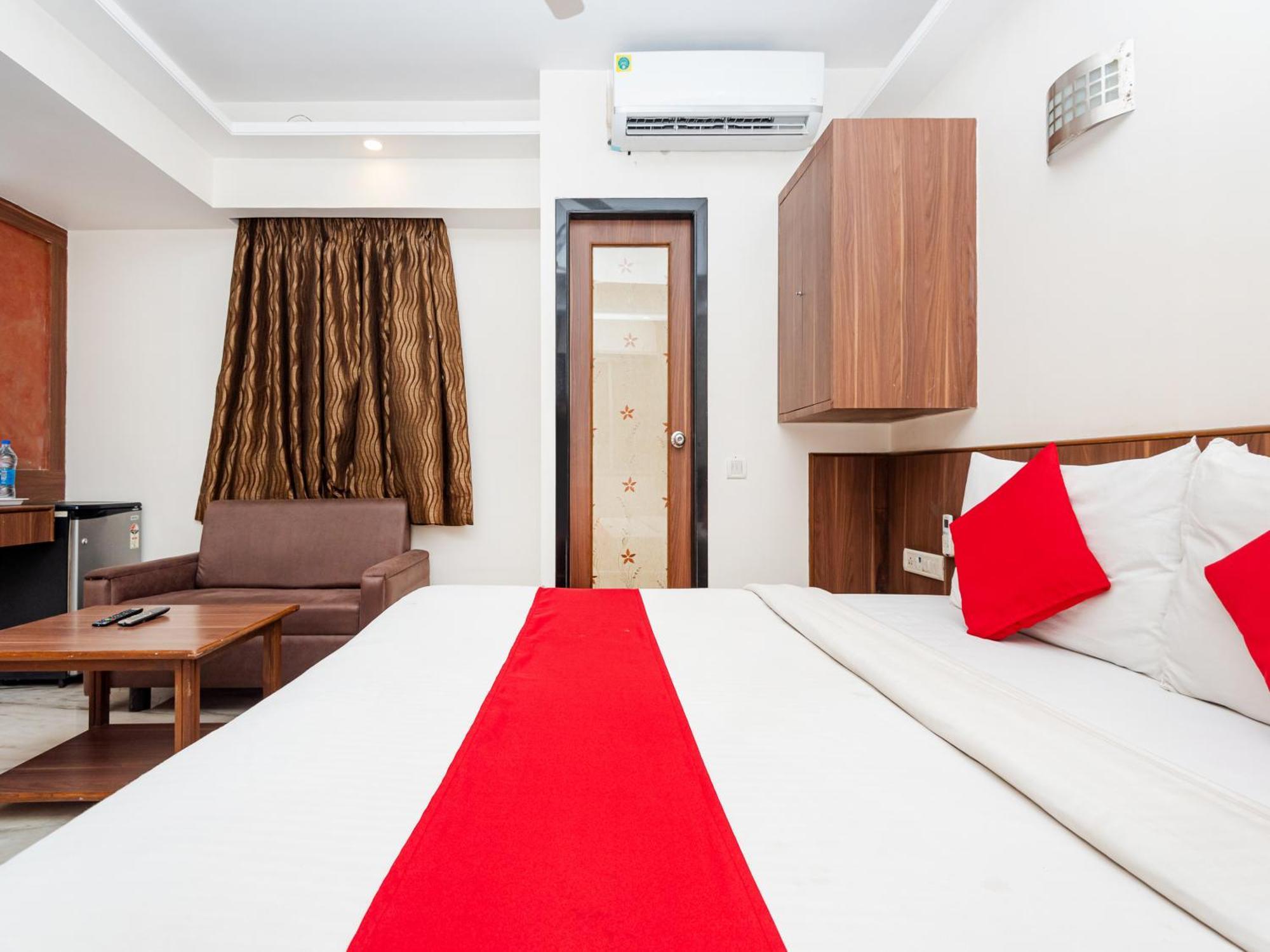 Hotel Balwas Сурат Екстериор снимка