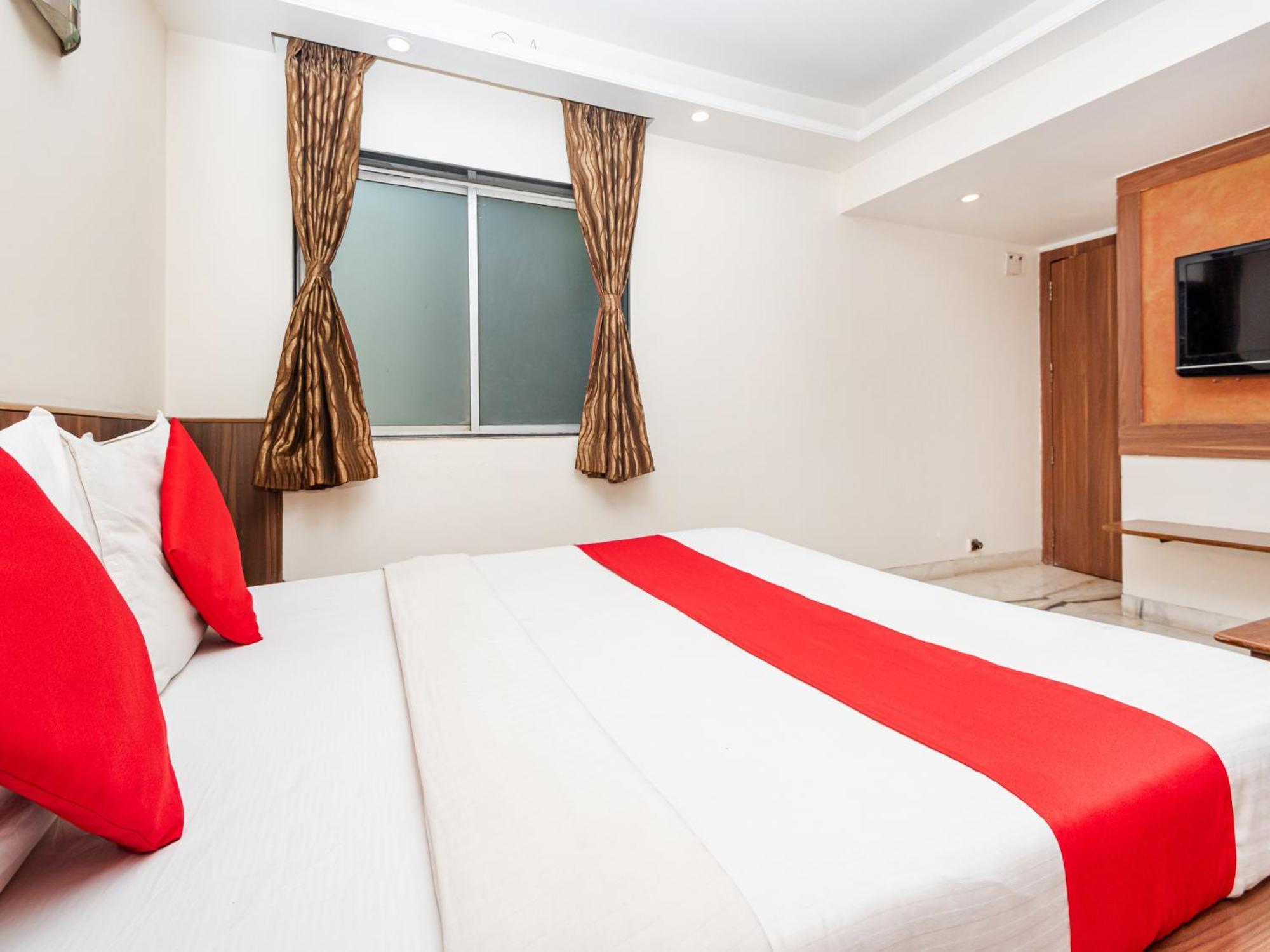 Hotel Balwas Сурат Екстериор снимка