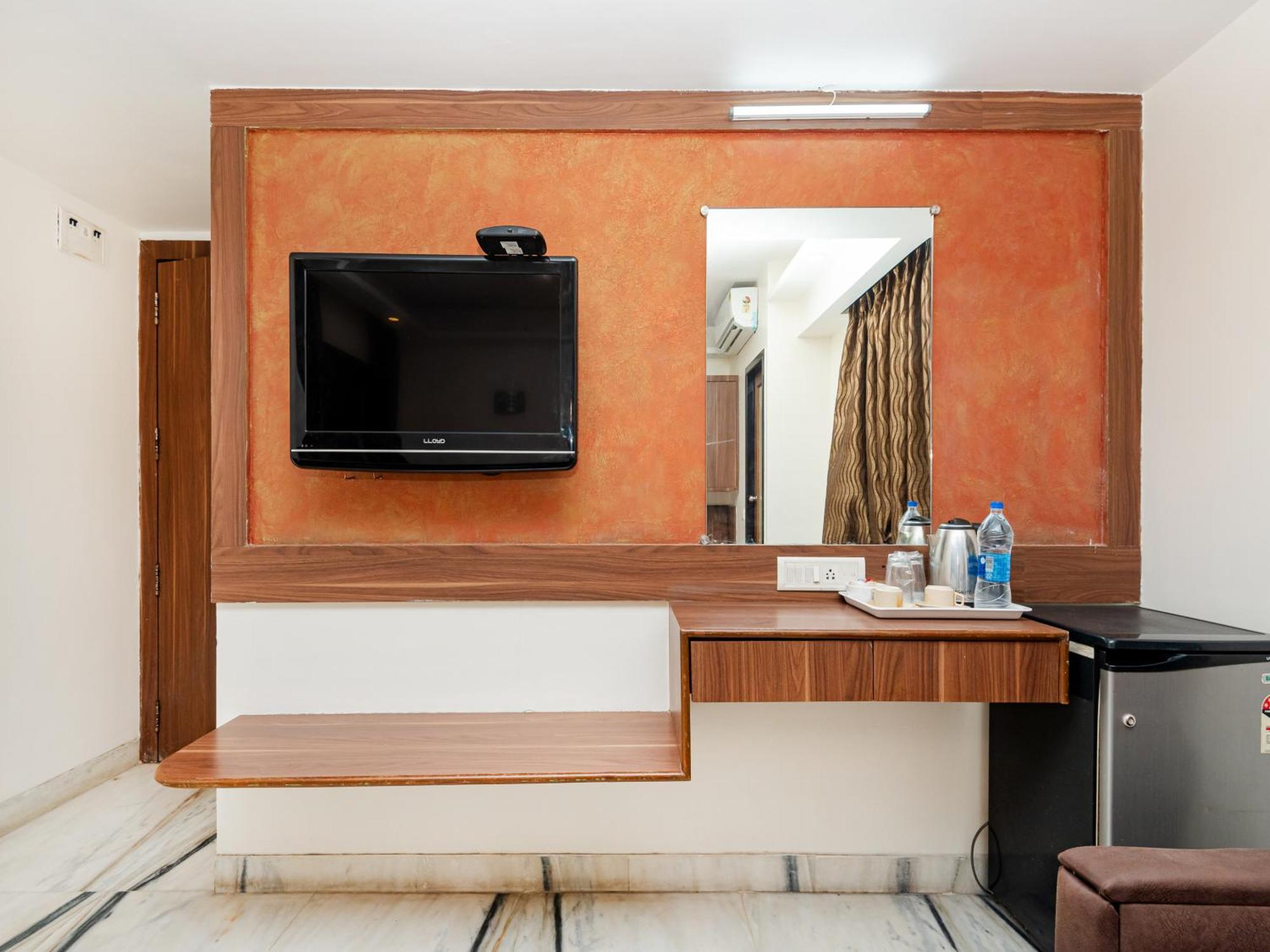 Hotel Balwas Сурат Екстериор снимка