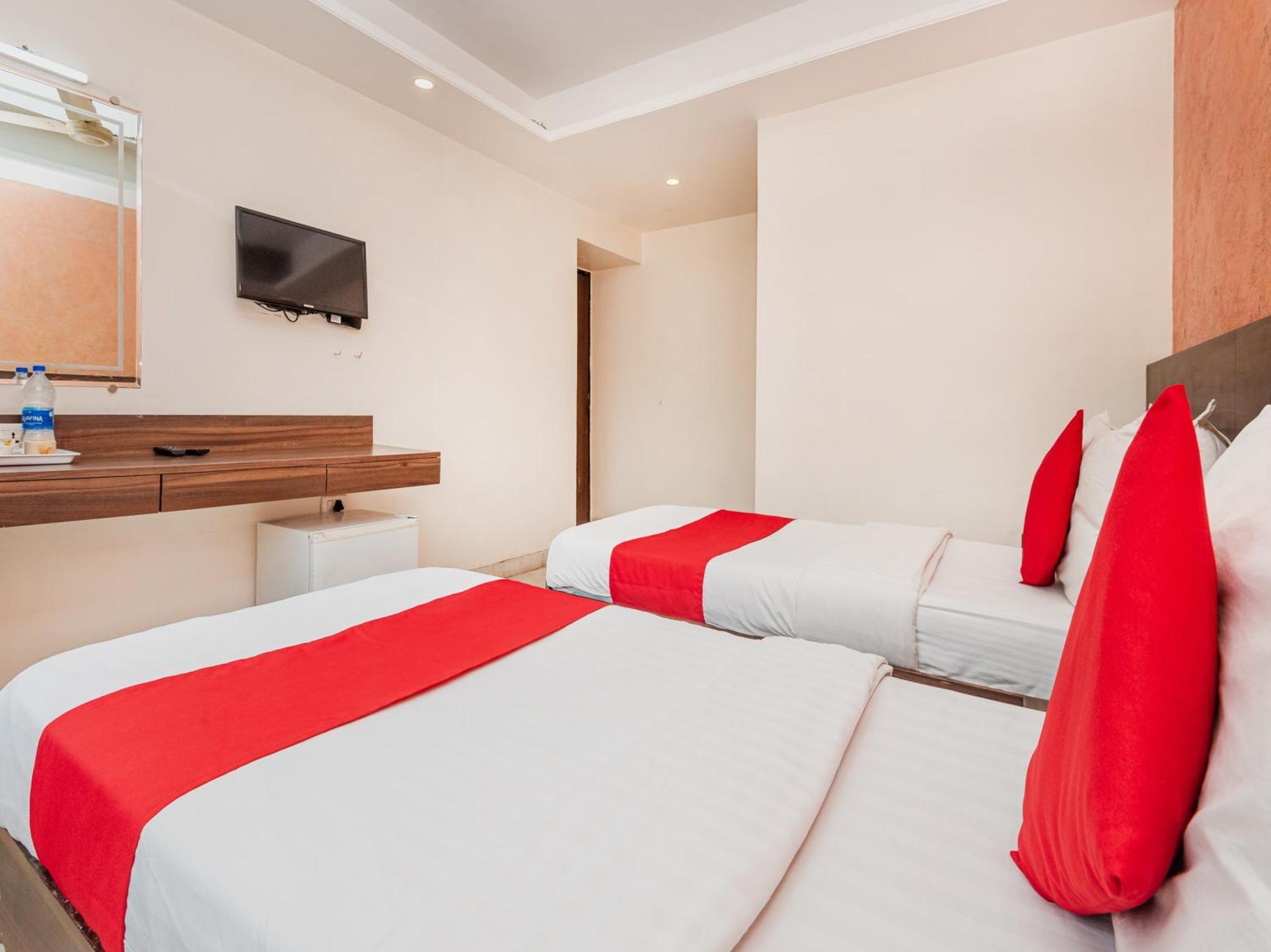 Hotel Balwas Сурат Екстериор снимка