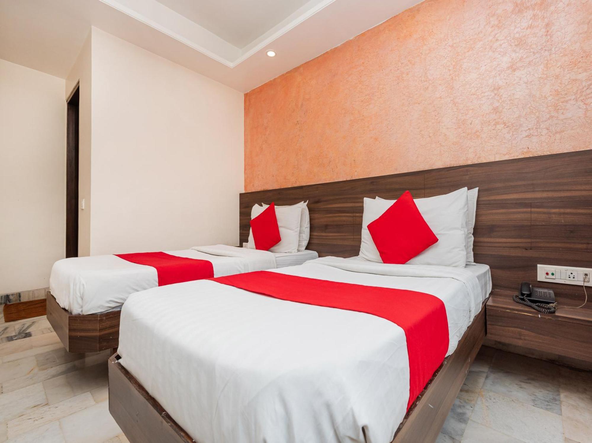 Hotel Balwas Сурат Екстериор снимка