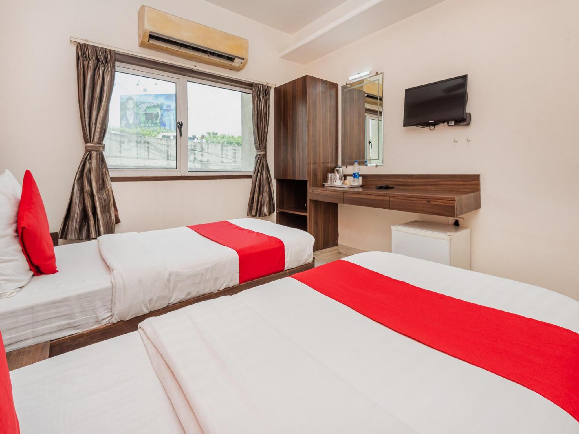 Hotel Balwas Сурат Екстериор снимка