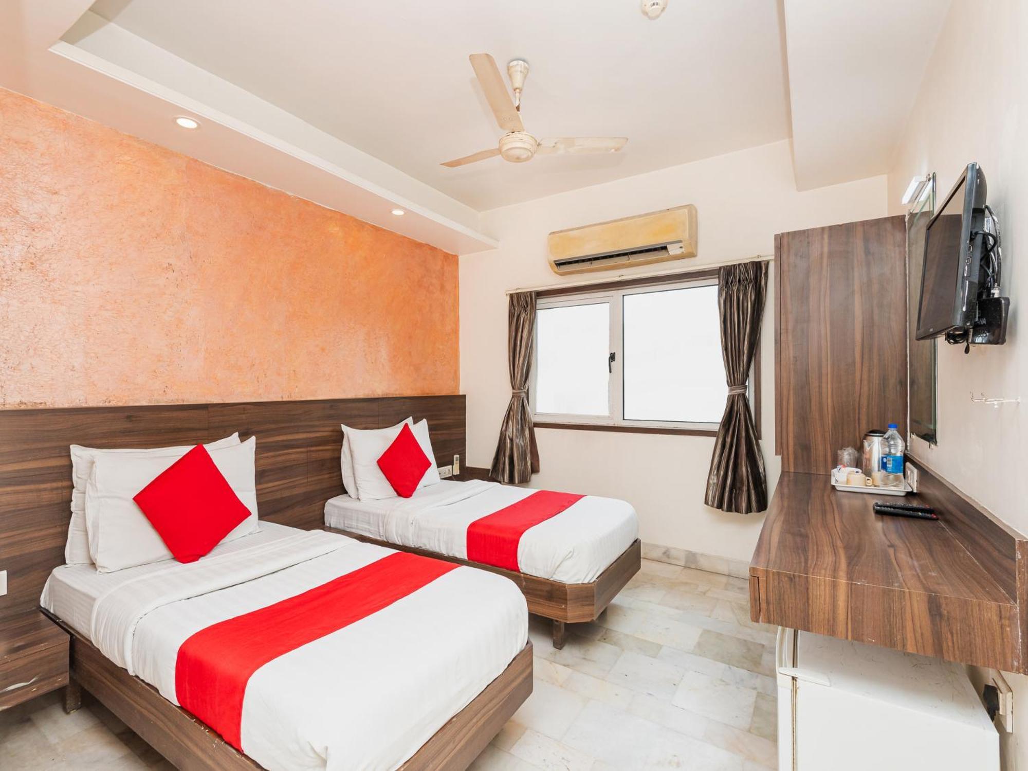 Hotel Balwas Сурат Екстериор снимка