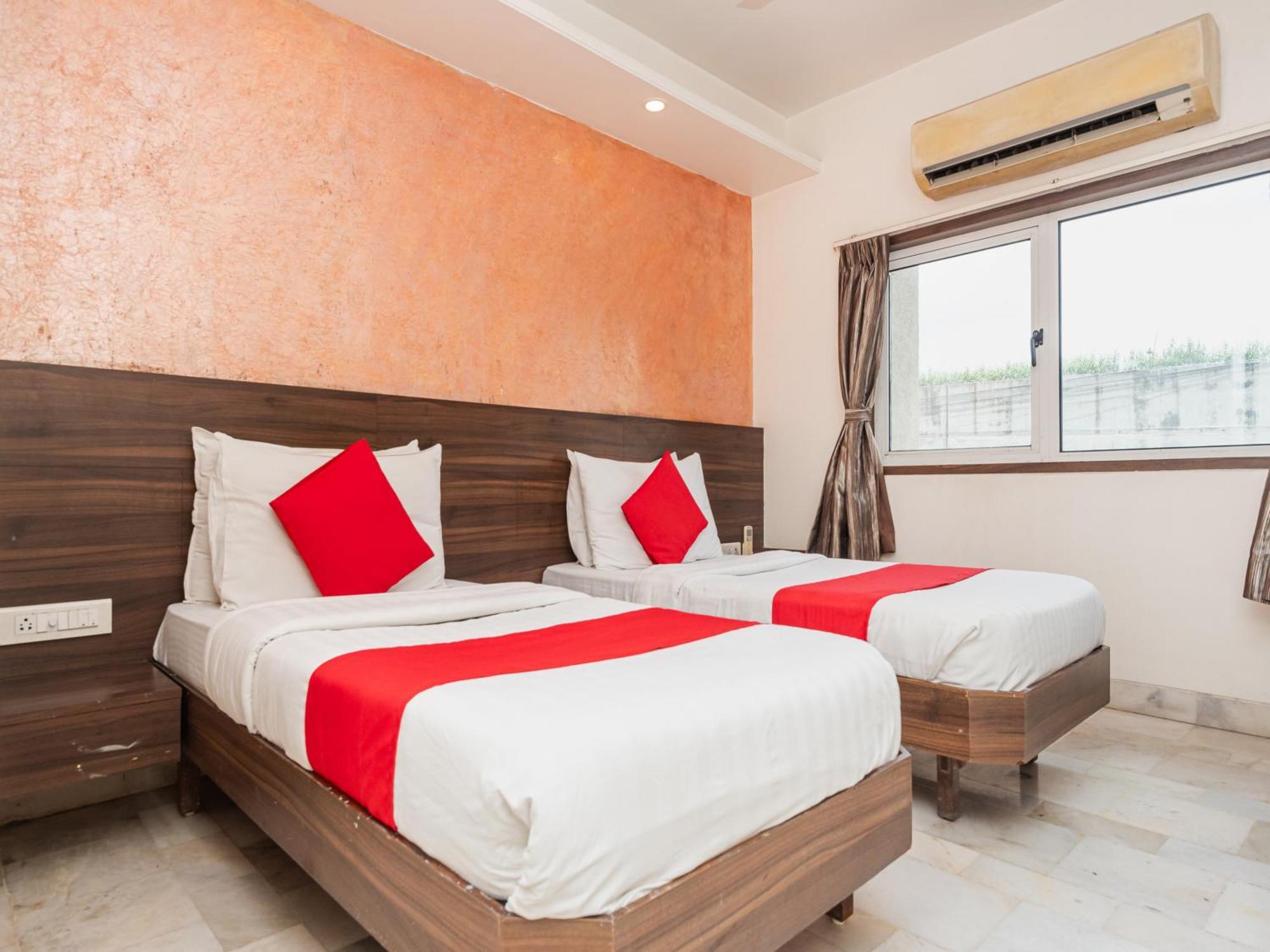 Hotel Balwas Сурат Екстериор снимка