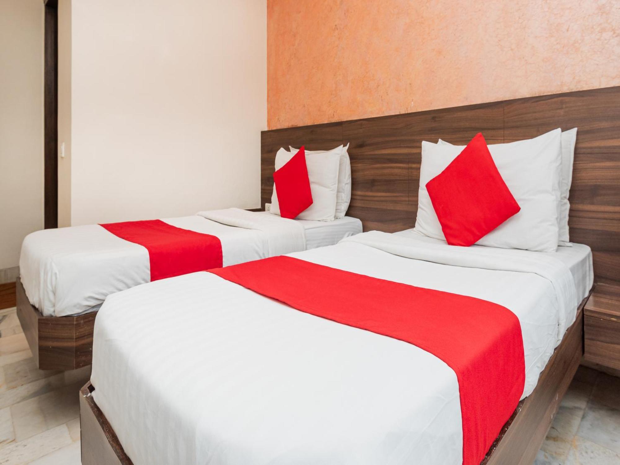 Hotel Balwas Сурат Екстериор снимка