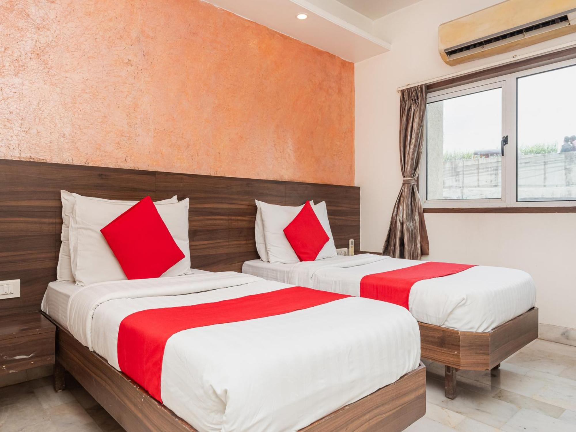 Hotel Balwas Сурат Екстериор снимка