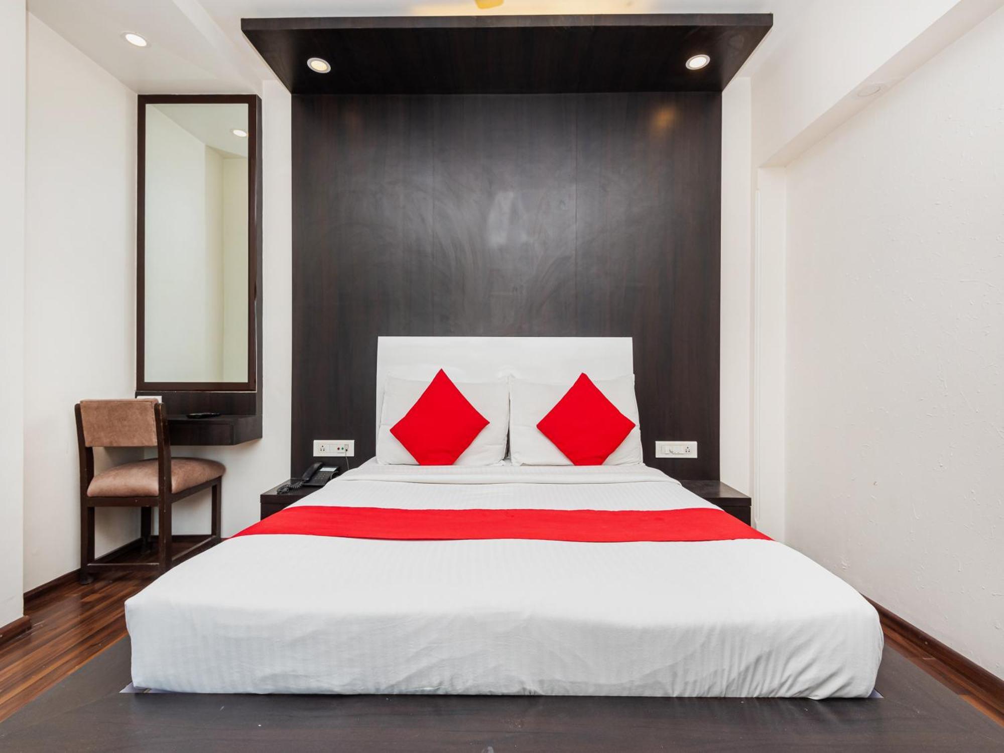 Hotel Balwas Сурат Екстериор снимка