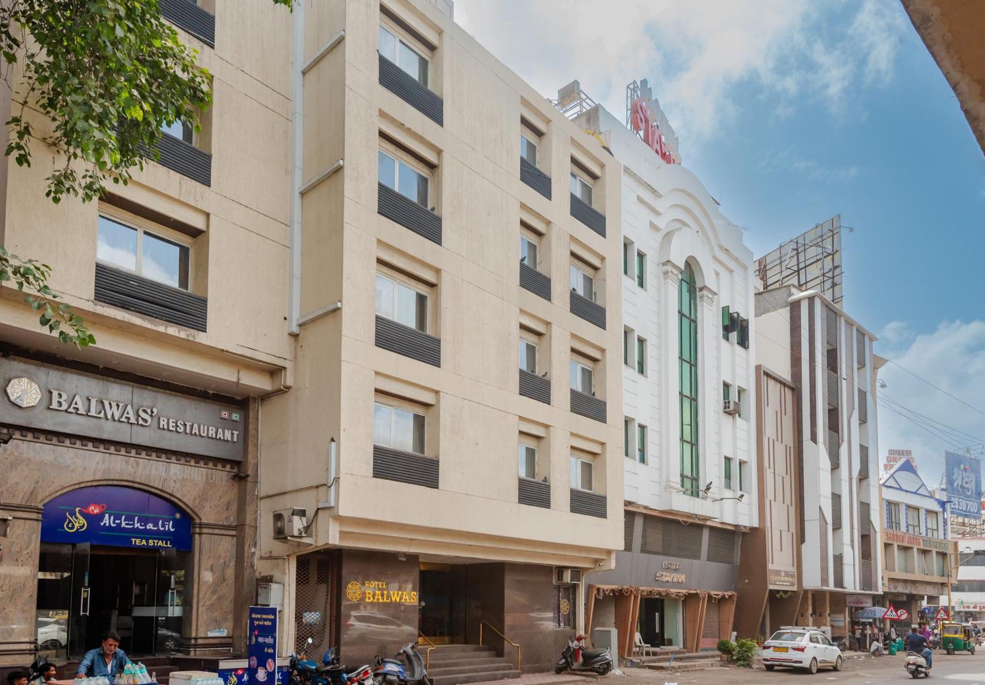 Hotel Balwas Сурат Екстериор снимка