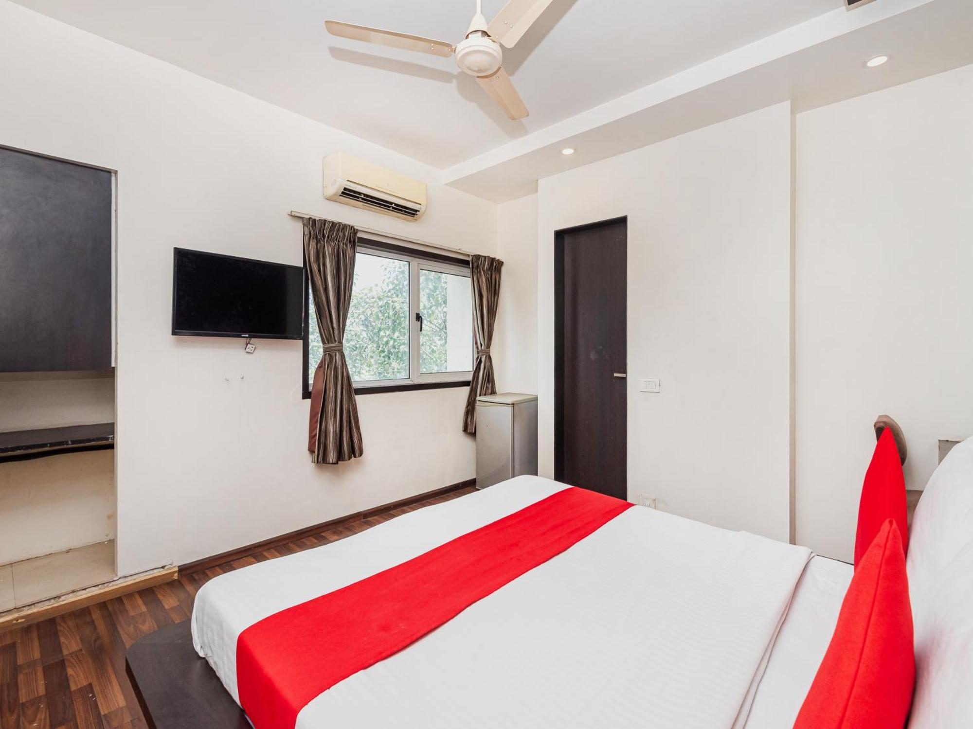 Hotel Balwas Сурат Екстериор снимка