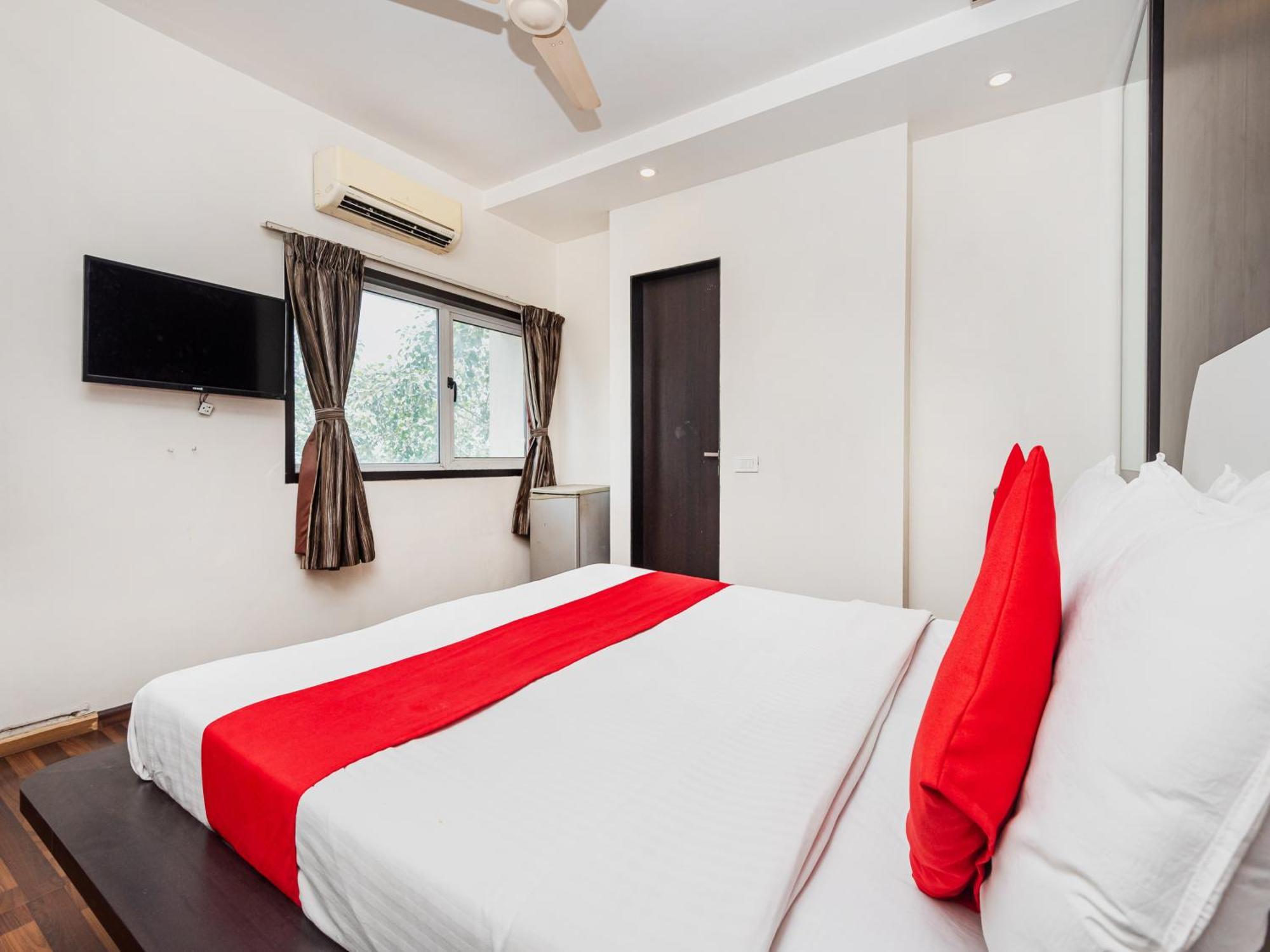 Hotel Balwas Сурат Екстериор снимка