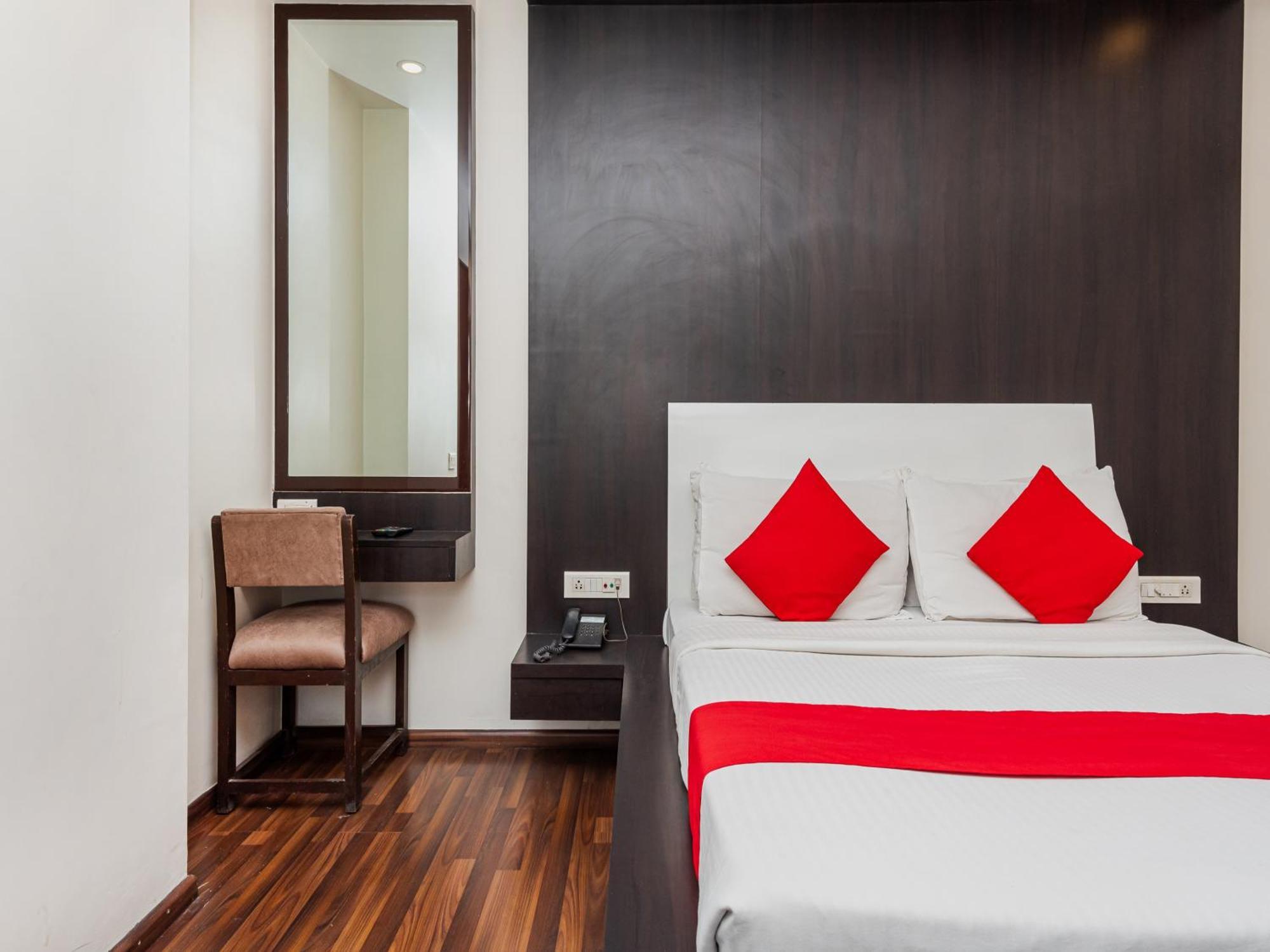 Hotel Balwas Сурат Екстериор снимка