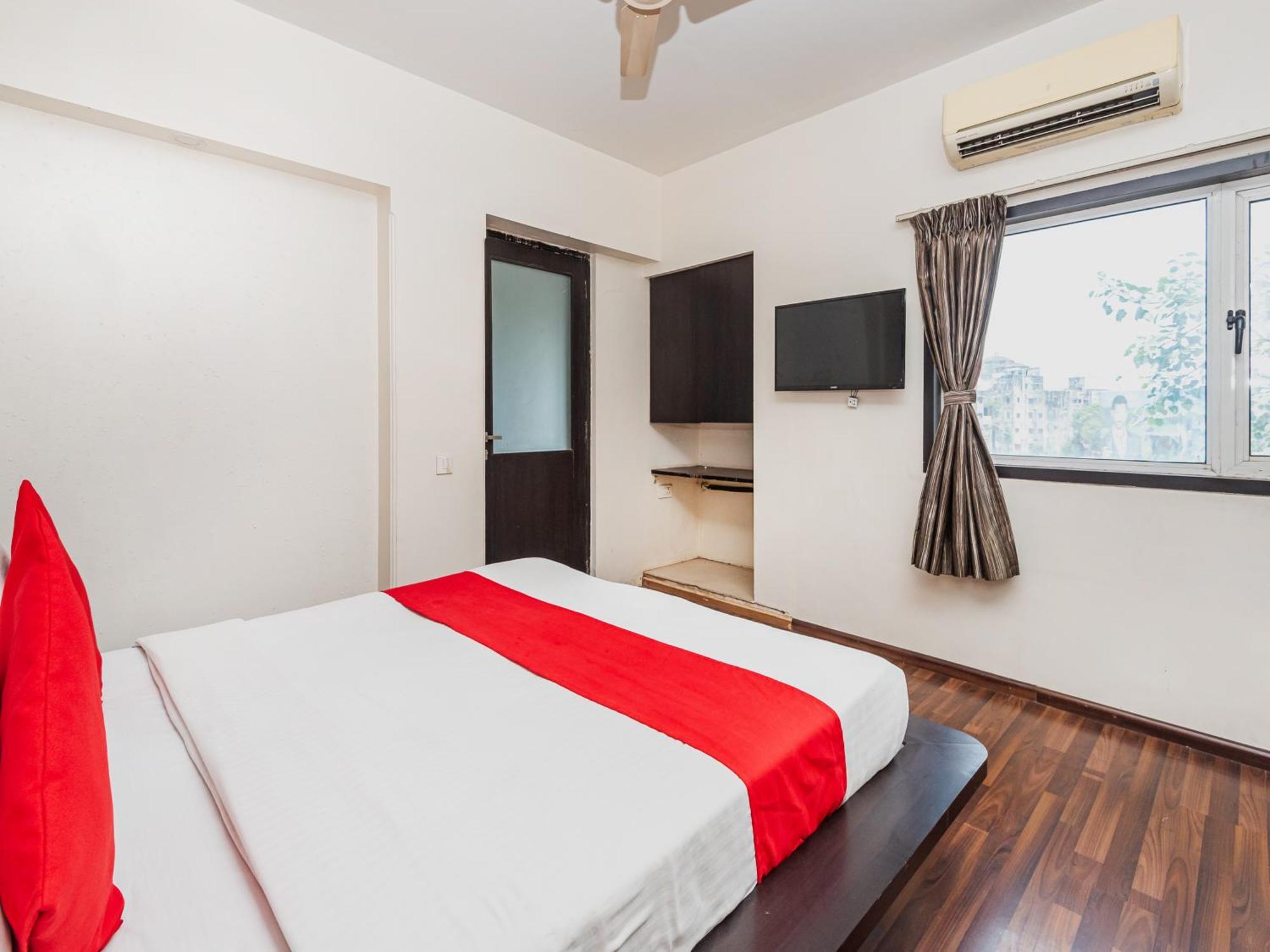Hotel Balwas Сурат Екстериор снимка