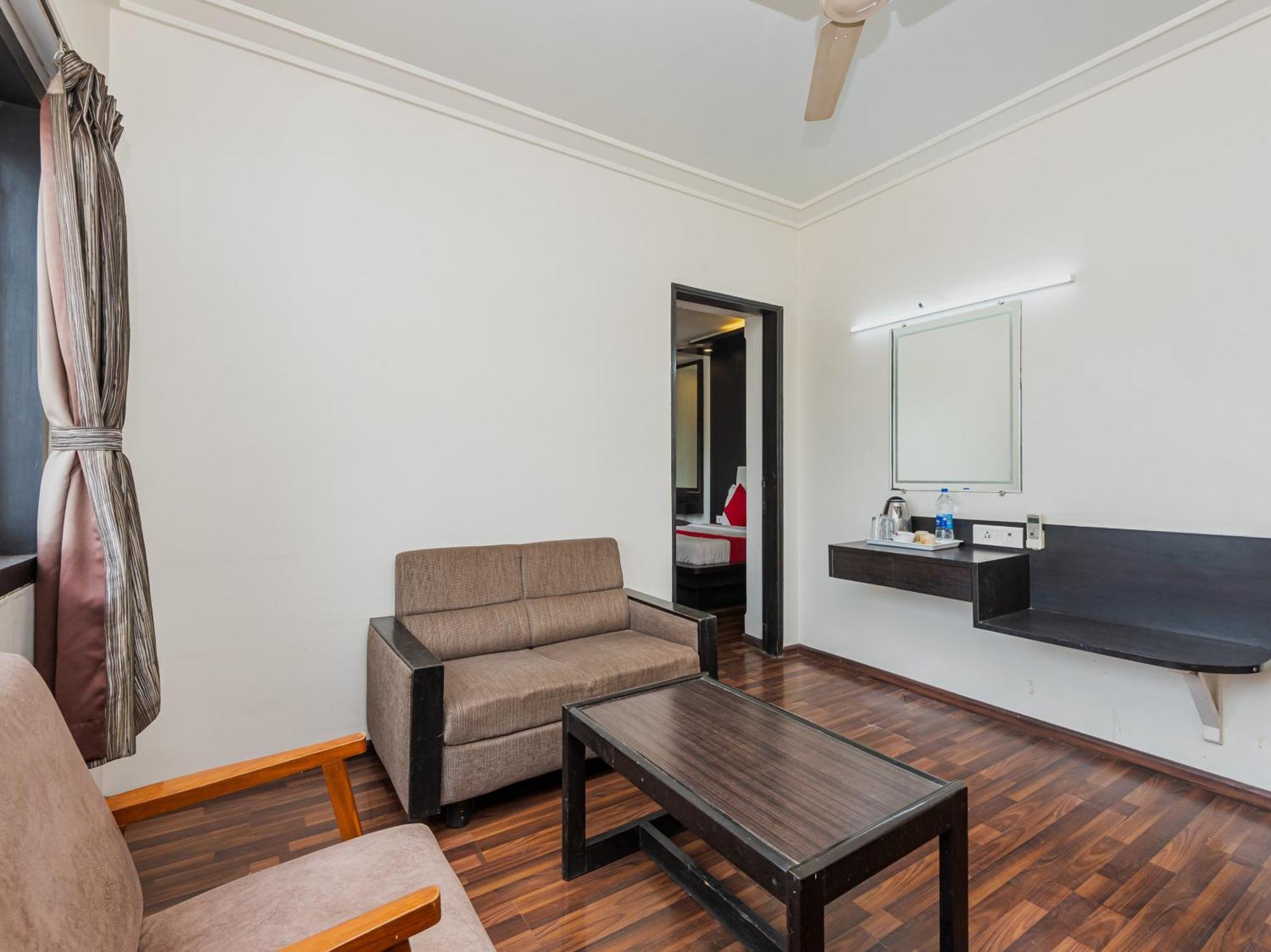 Hotel Balwas Сурат Екстериор снимка