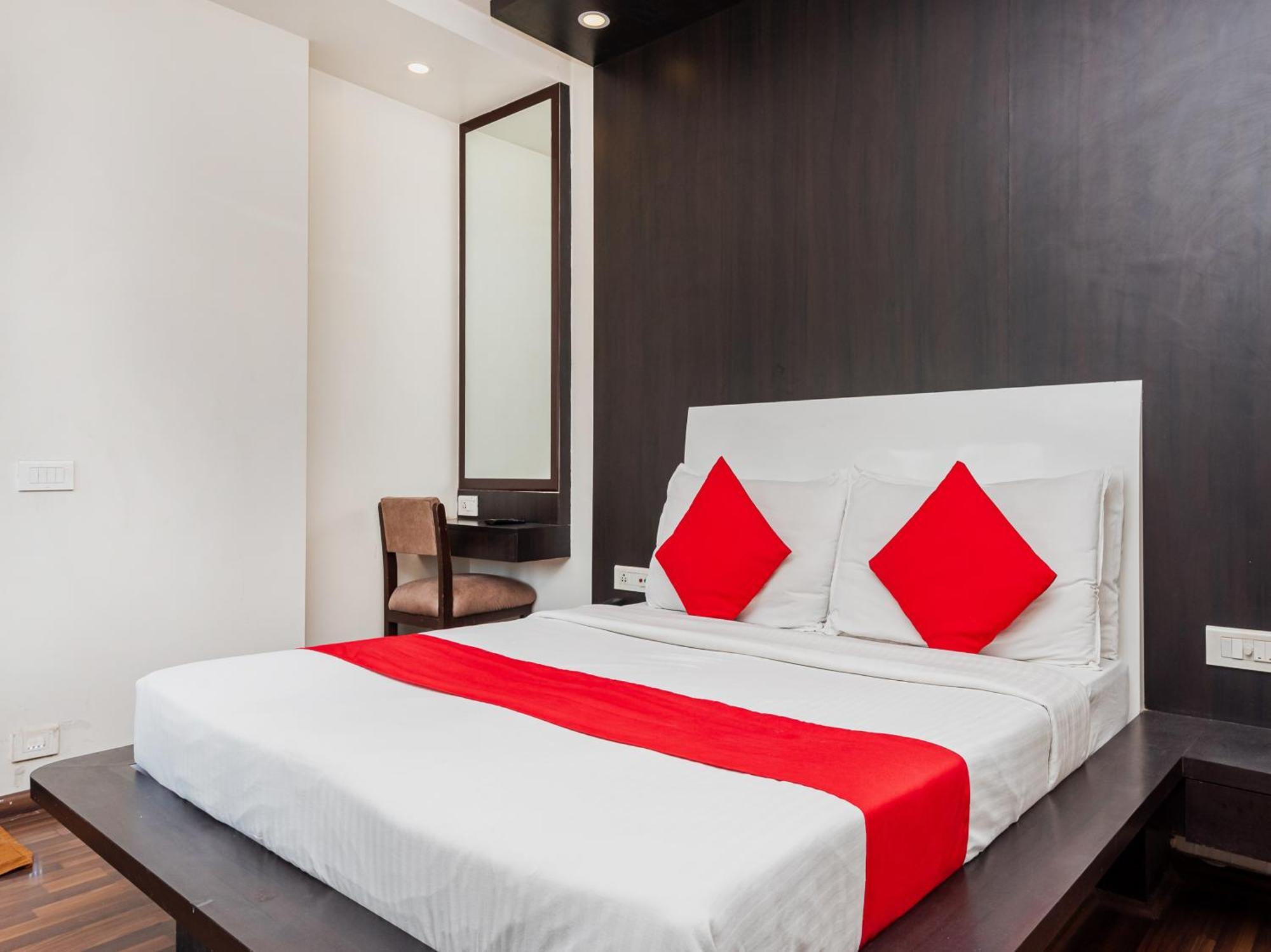 Hotel Balwas Сурат Екстериор снимка