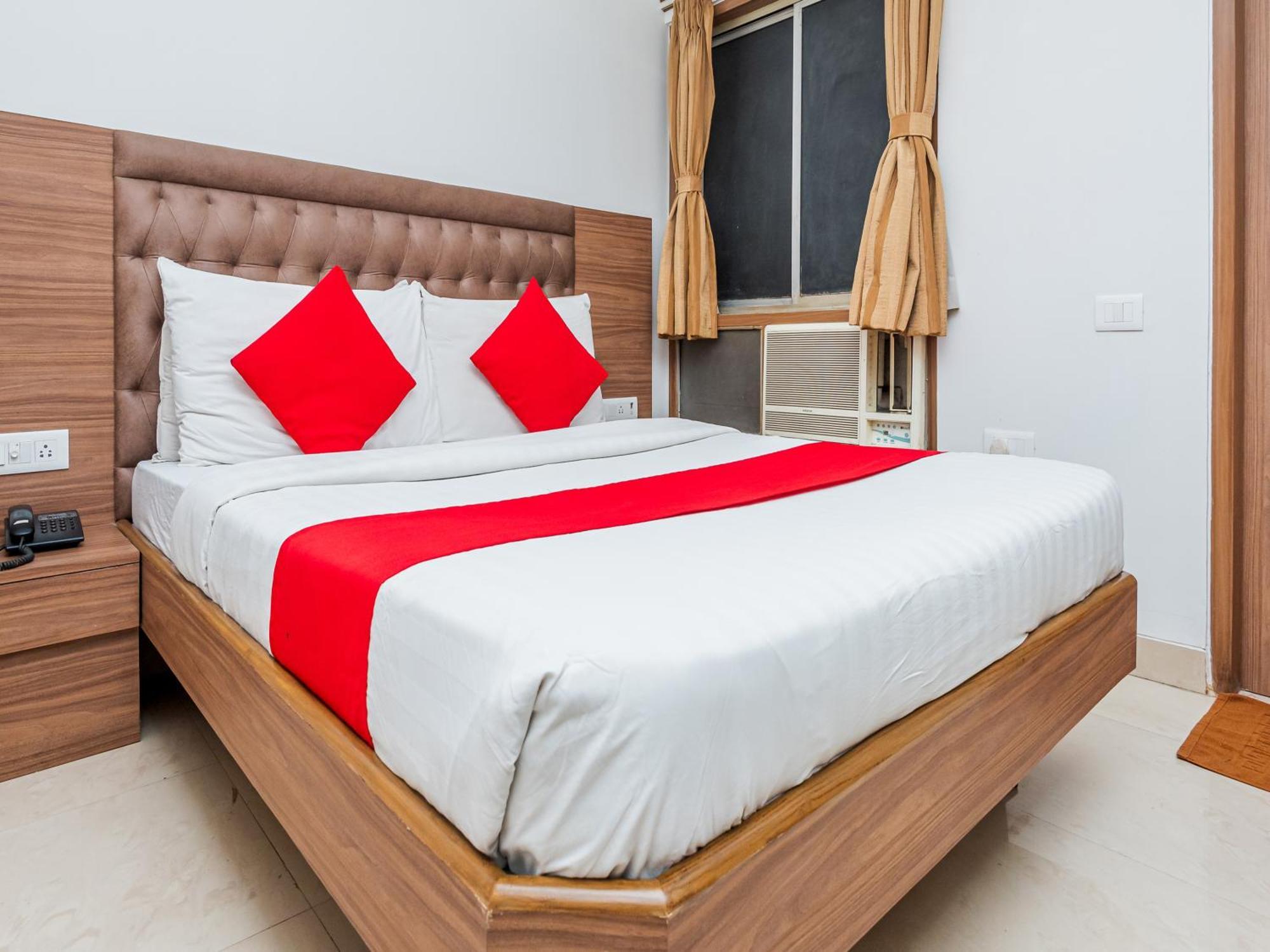 Hotel Balwas Сурат Екстериор снимка