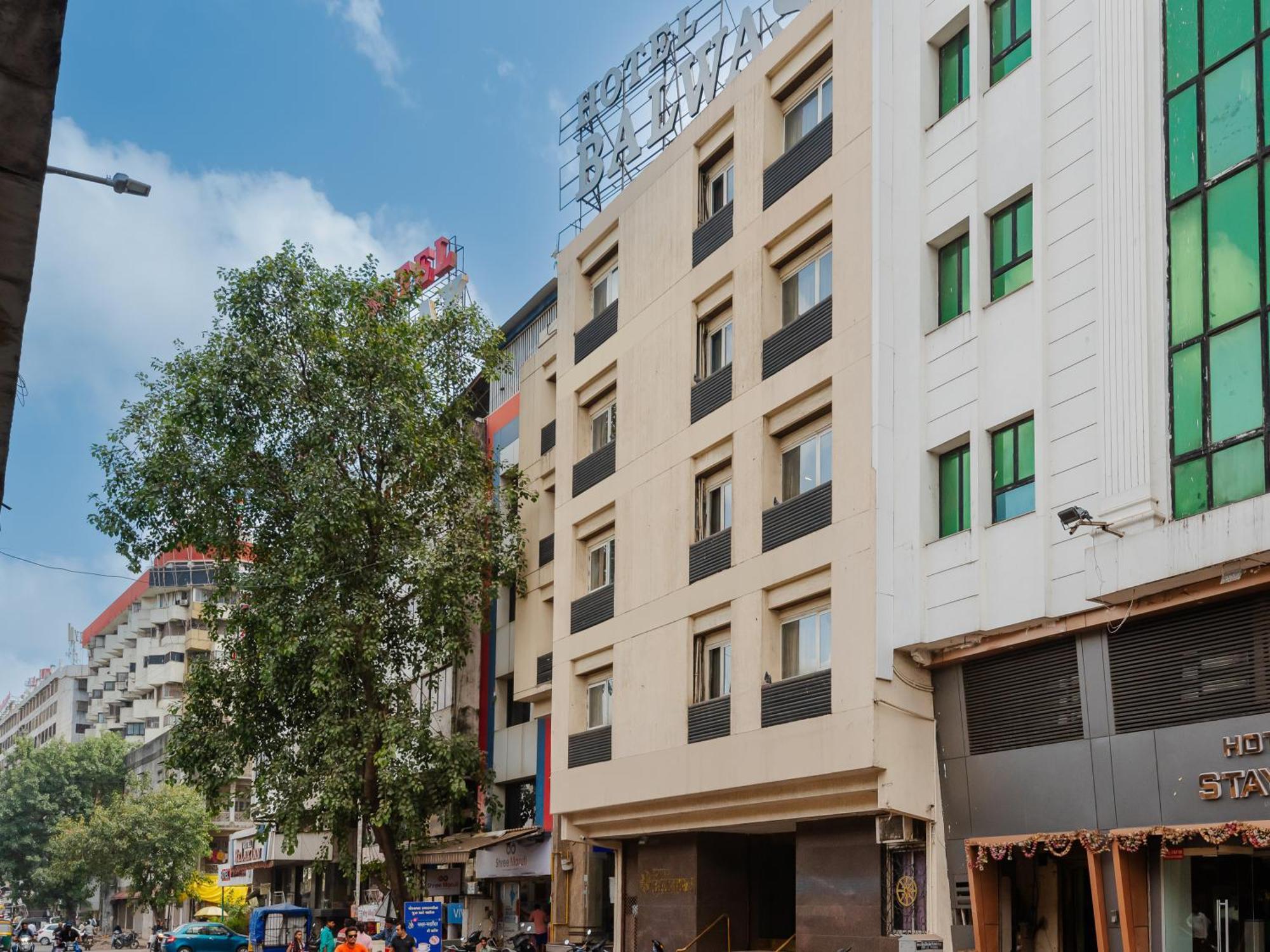 Hotel Balwas Сурат Екстериор снимка