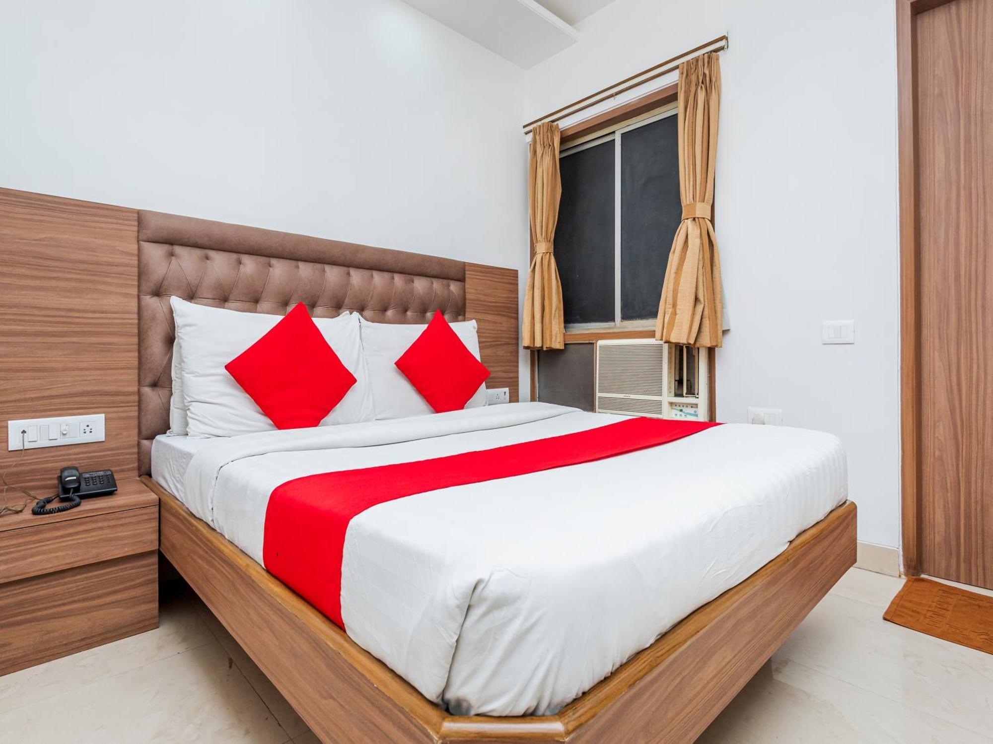 Hotel Balwas Сурат Екстериор снимка