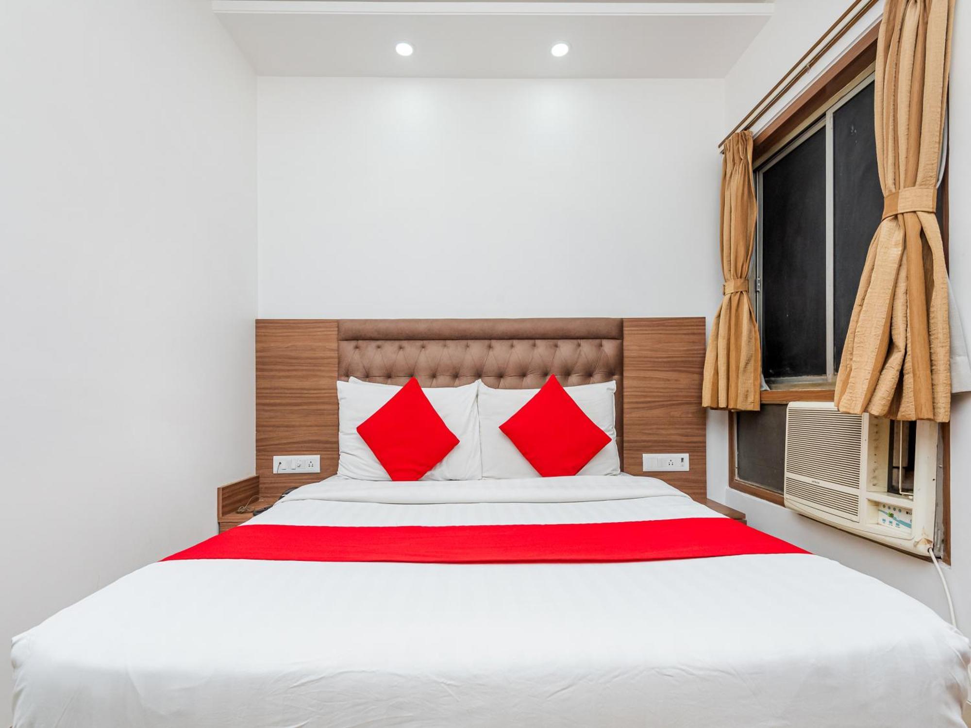 Hotel Balwas Сурат Екстериор снимка