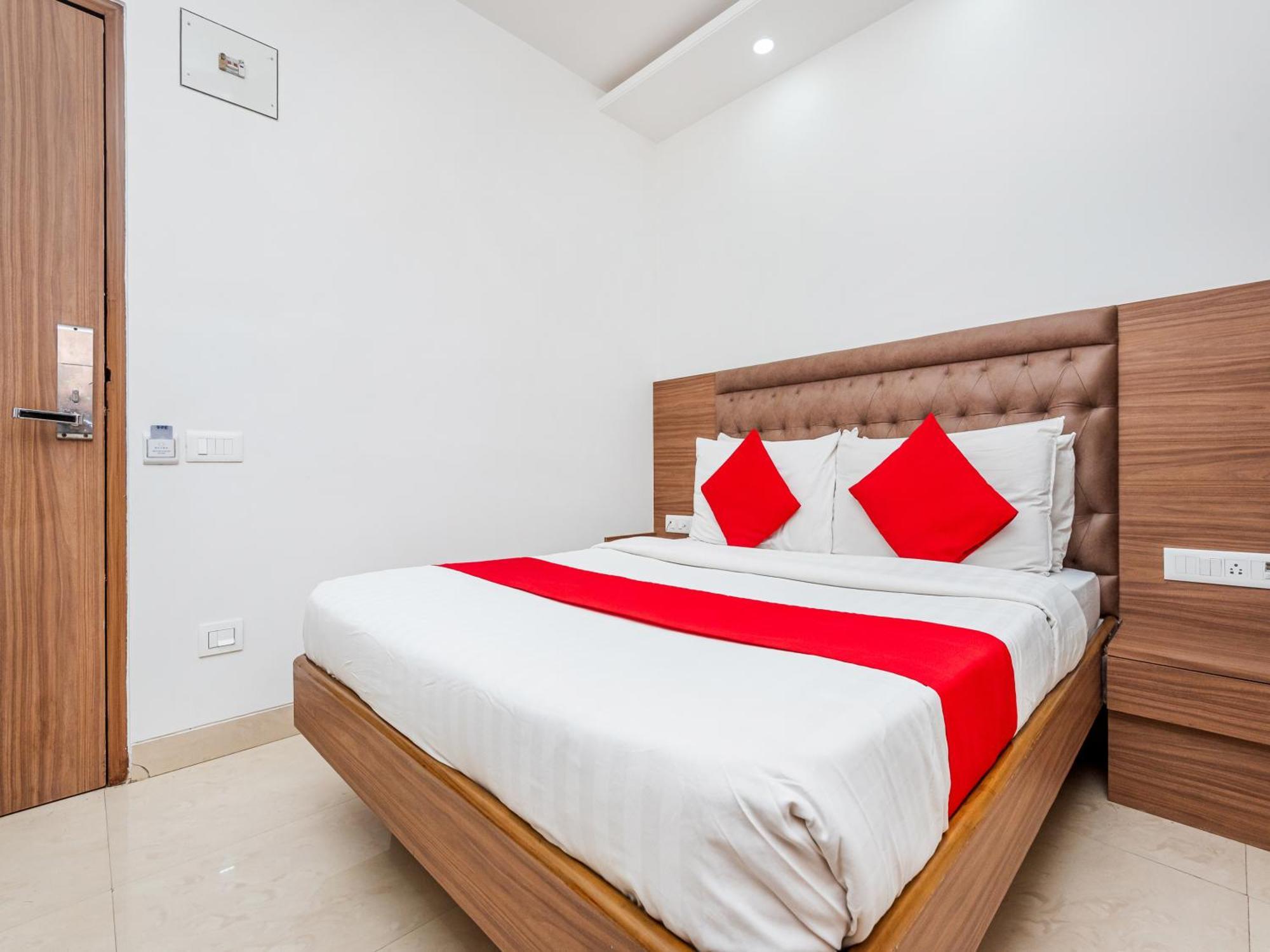 Hotel Balwas Сурат Екстериор снимка