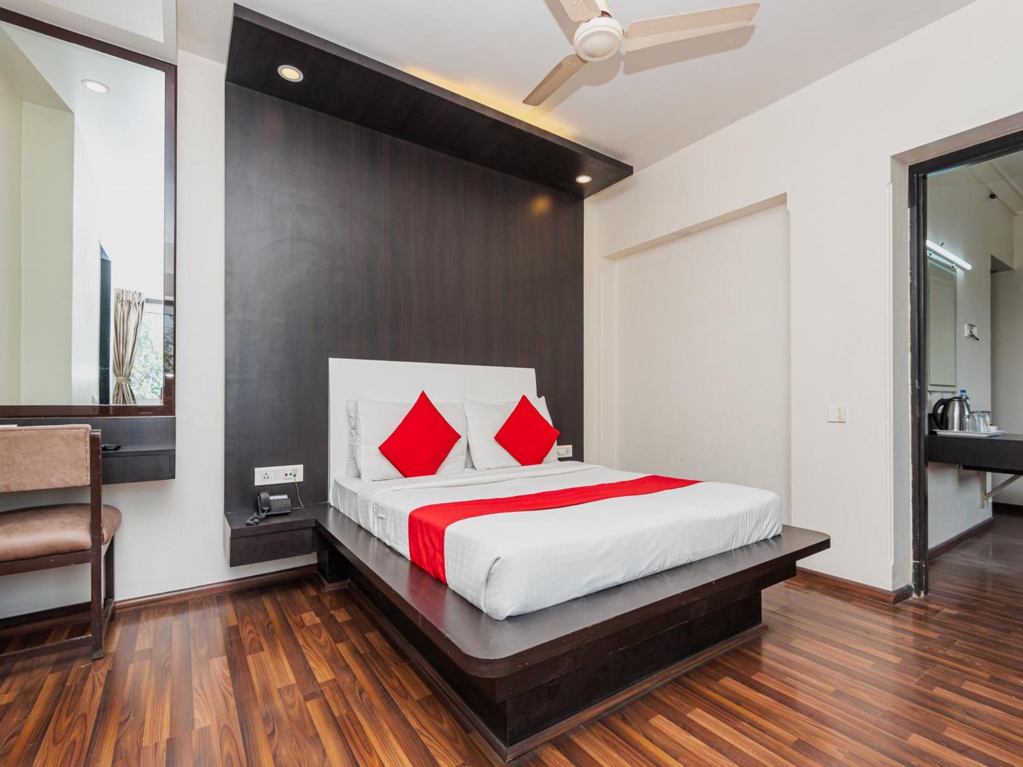 Hotel Balwas Сурат Екстериор снимка