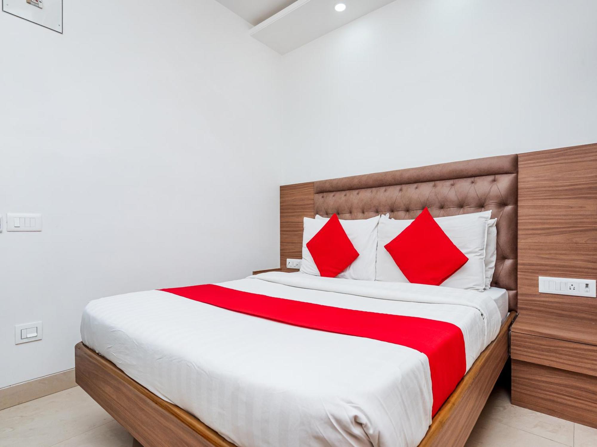 Hotel Balwas Сурат Екстериор снимка