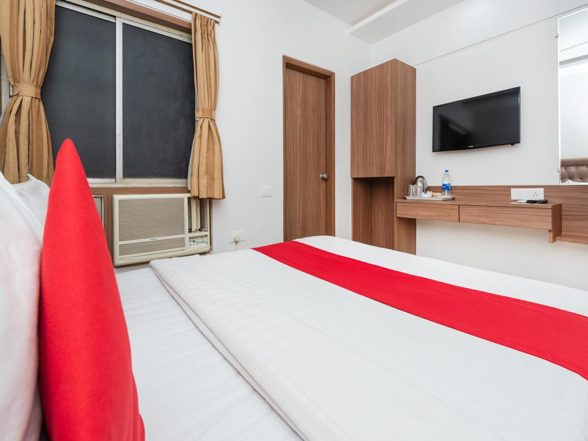 Hotel Balwas Сурат Екстериор снимка