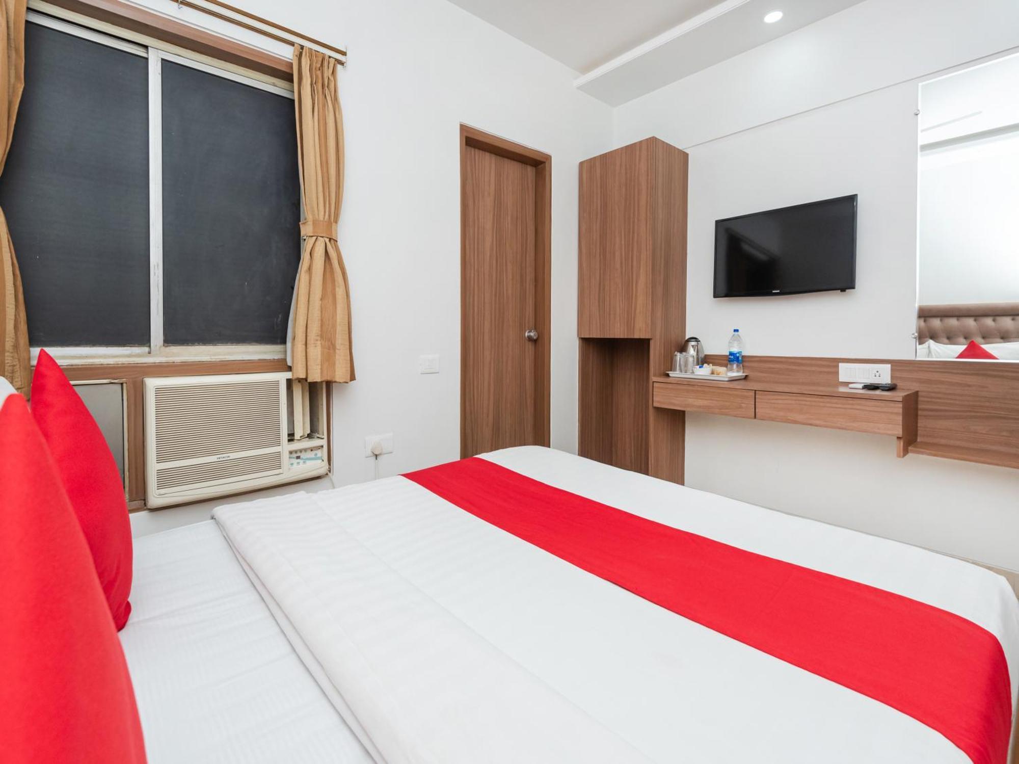 Hotel Balwas Сурат Екстериор снимка