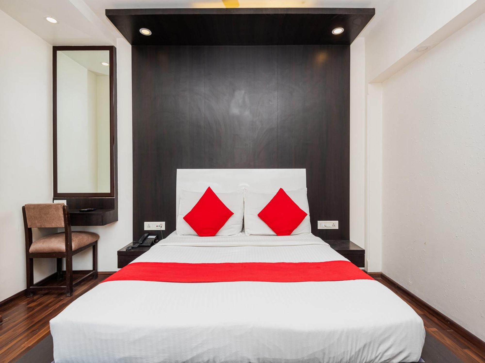 Hotel Balwas Сурат Екстериор снимка