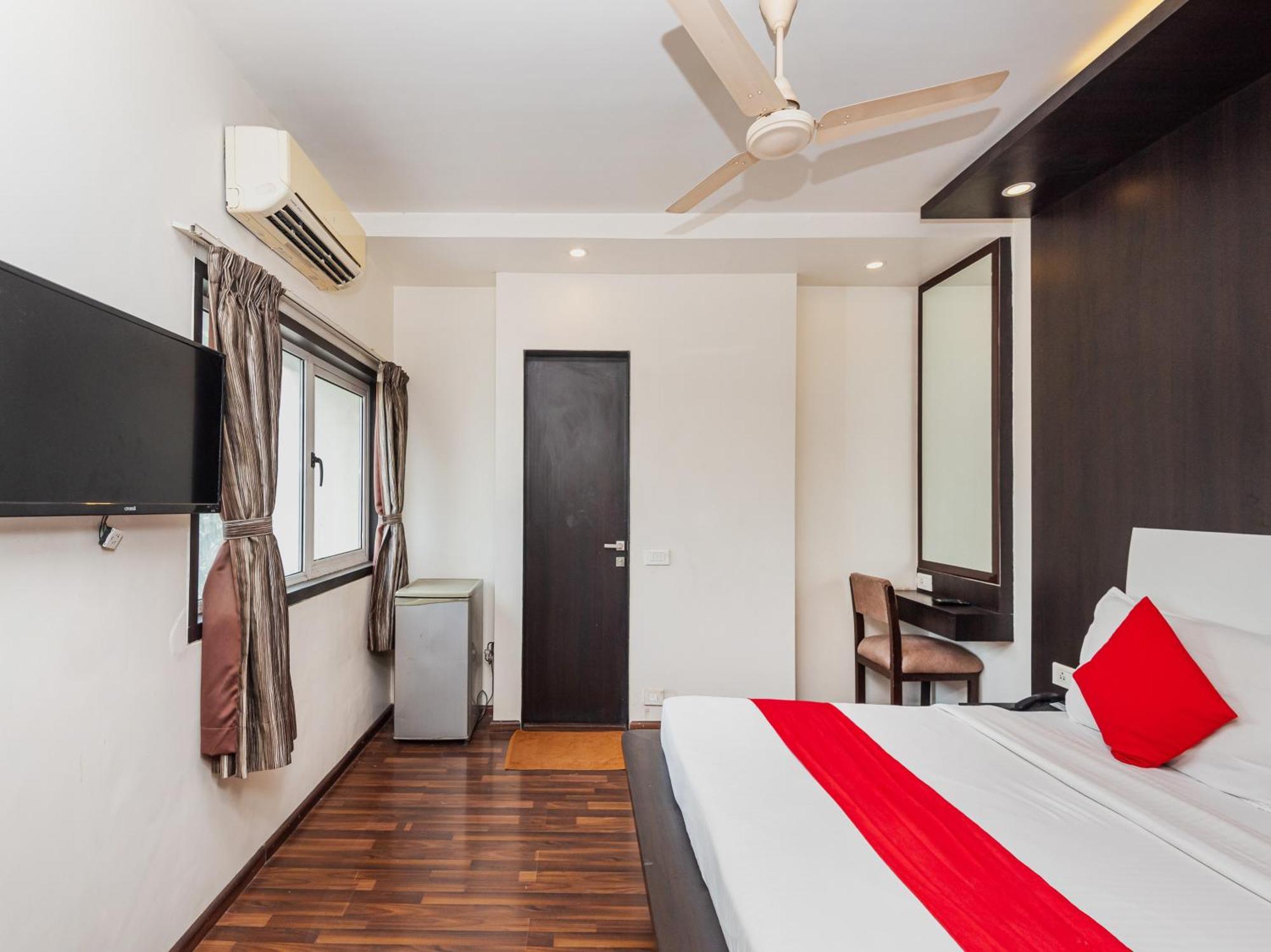 Hotel Balwas Сурат Екстериор снимка