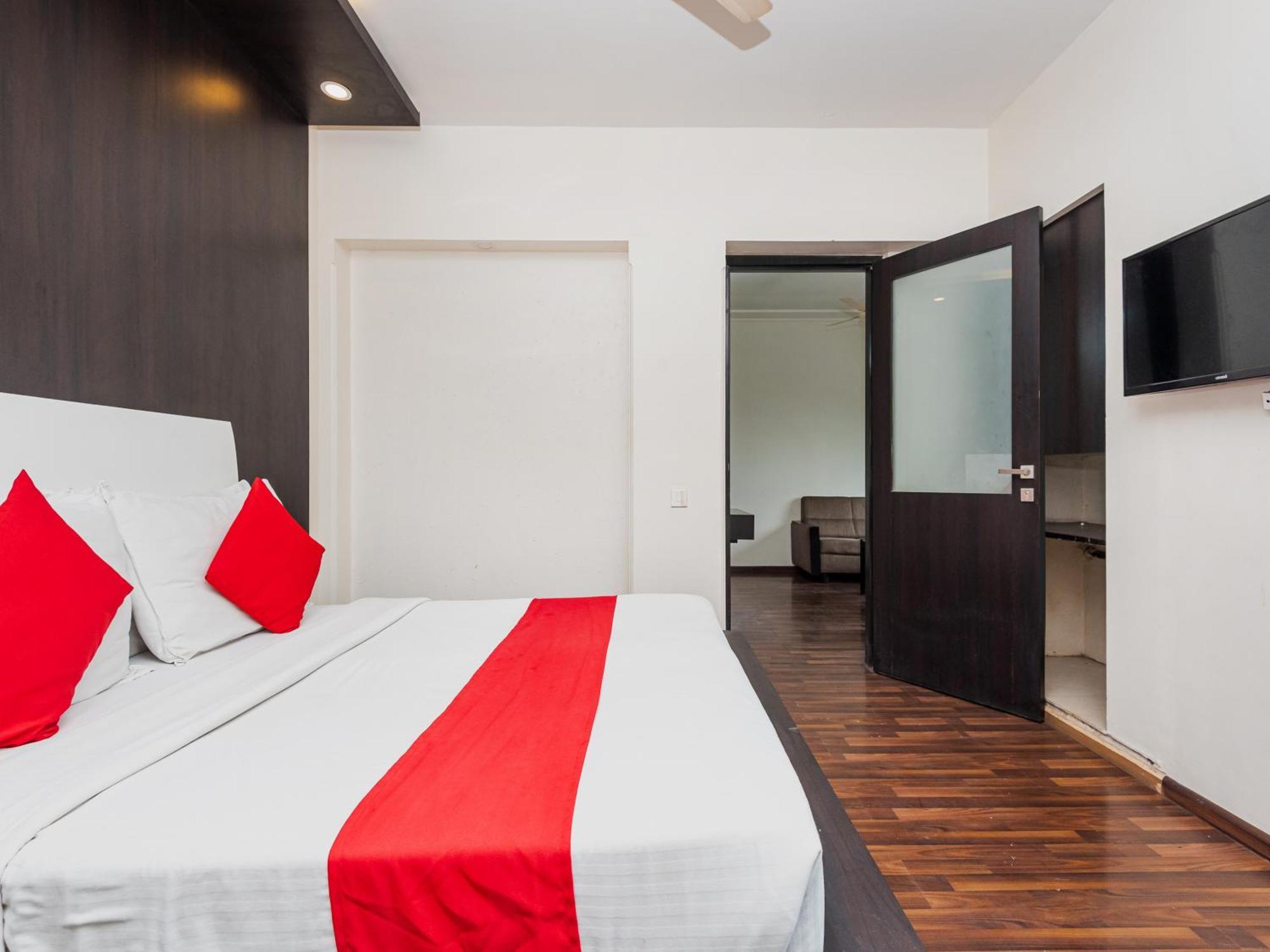 Hotel Balwas Сурат Екстериор снимка
